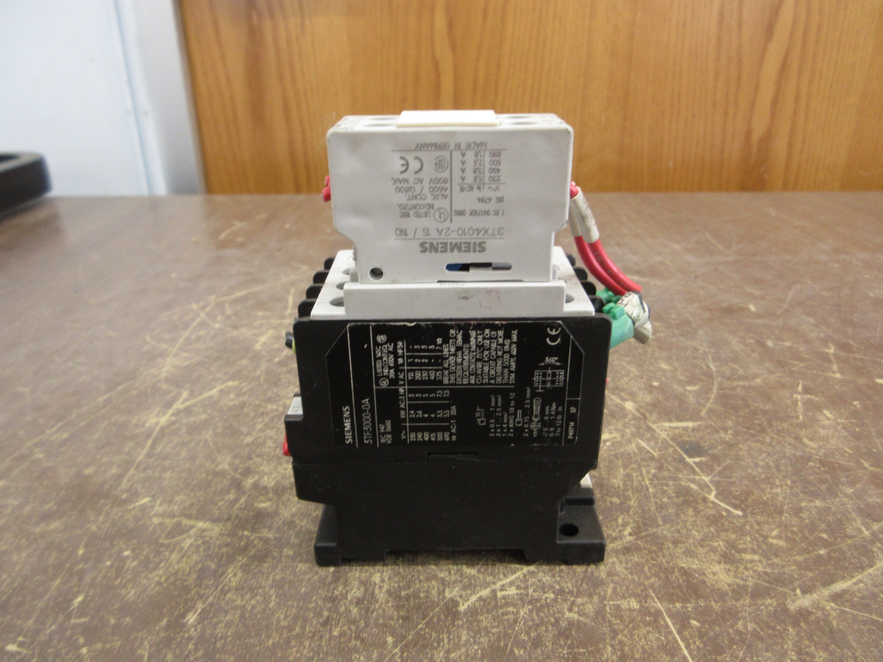 Siemens Contactor 3TF3000-0A 24V Coil 20A 600V w/ (2) Aux Contacts Used