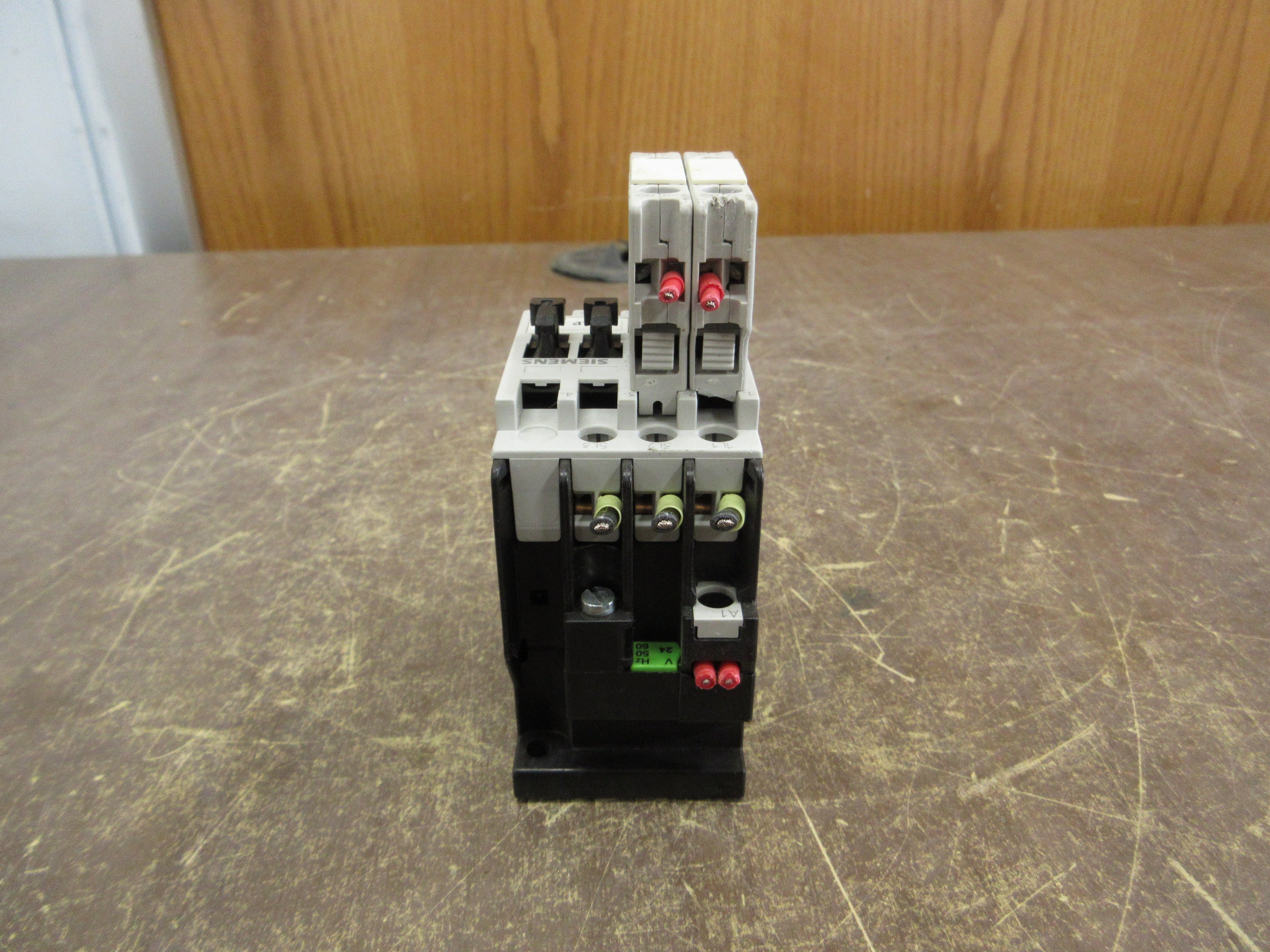 Siemens Contactor 3TF3000-0A 24V Coil 20A 600V w/ (2) Aux Contacts Used