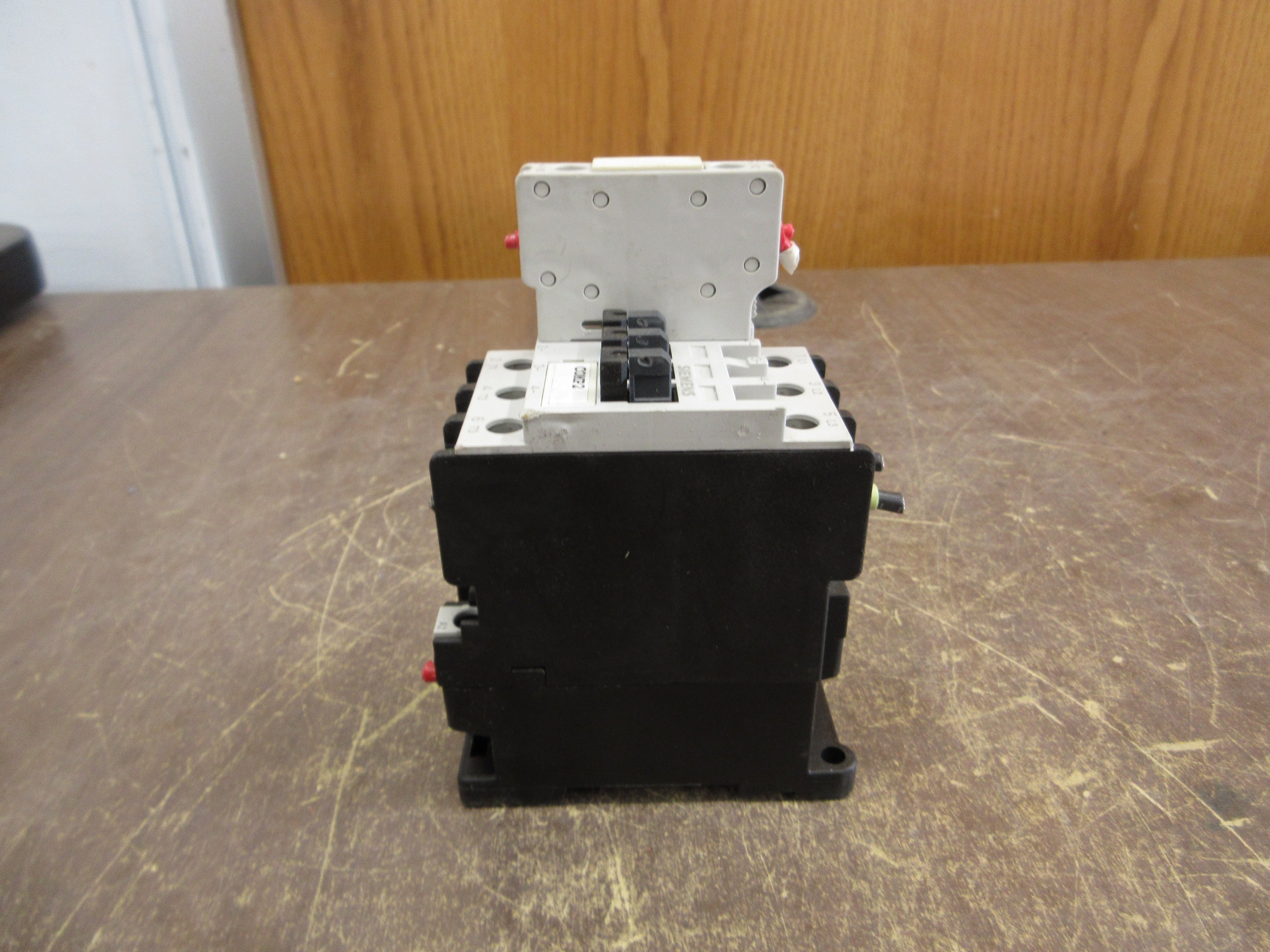 Siemens Contactor 3TF3300-0A 24V Coil 30A 600V w/ (1) Aux Contact Used