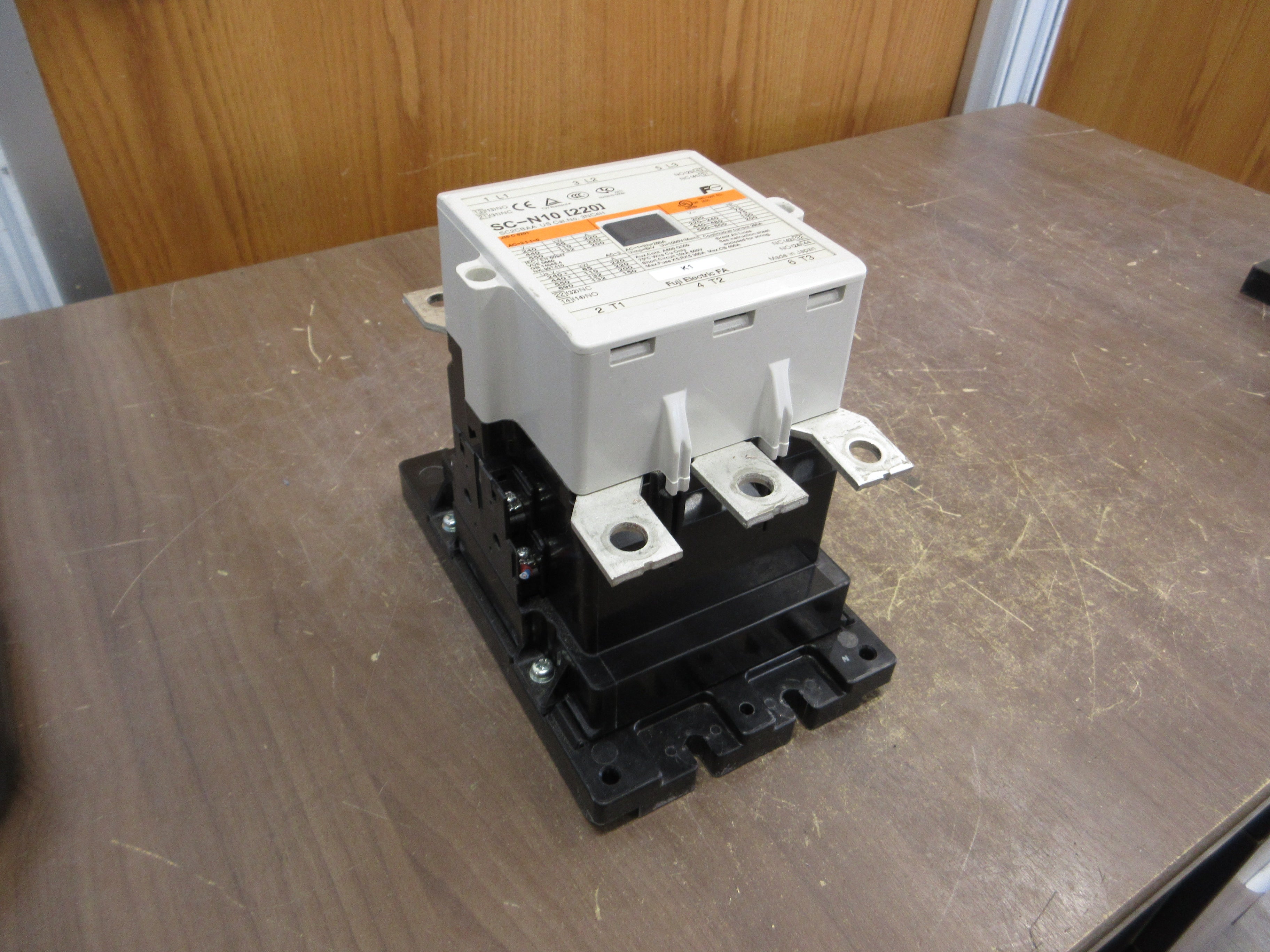 Fuji Electric SC-N10[220] Contactor 3NC4H 24V AC/DC Coil 220A Used