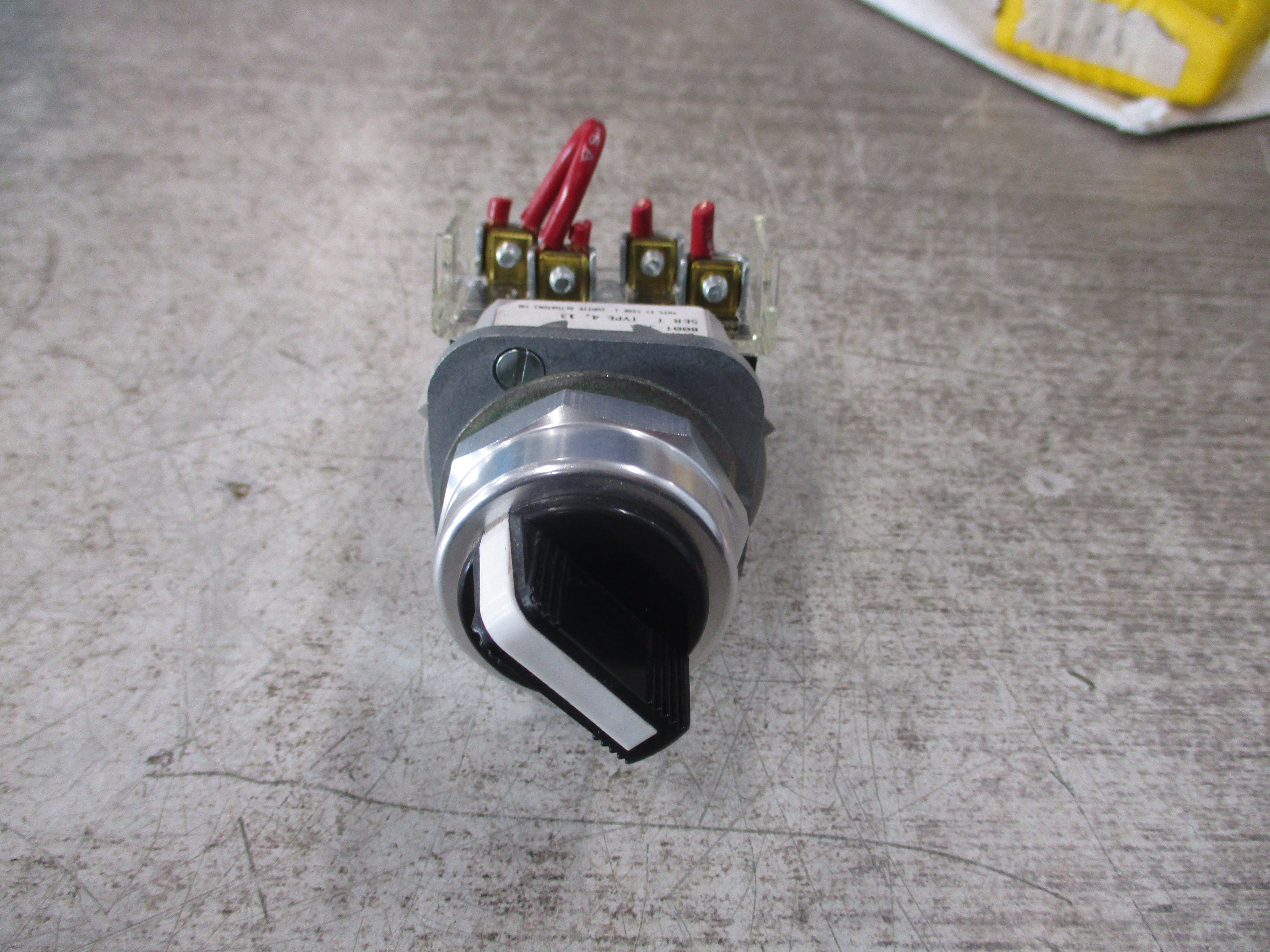 Allen-Bradley Selector Switch 800T-J2A Ser. T Type 4,13 Used