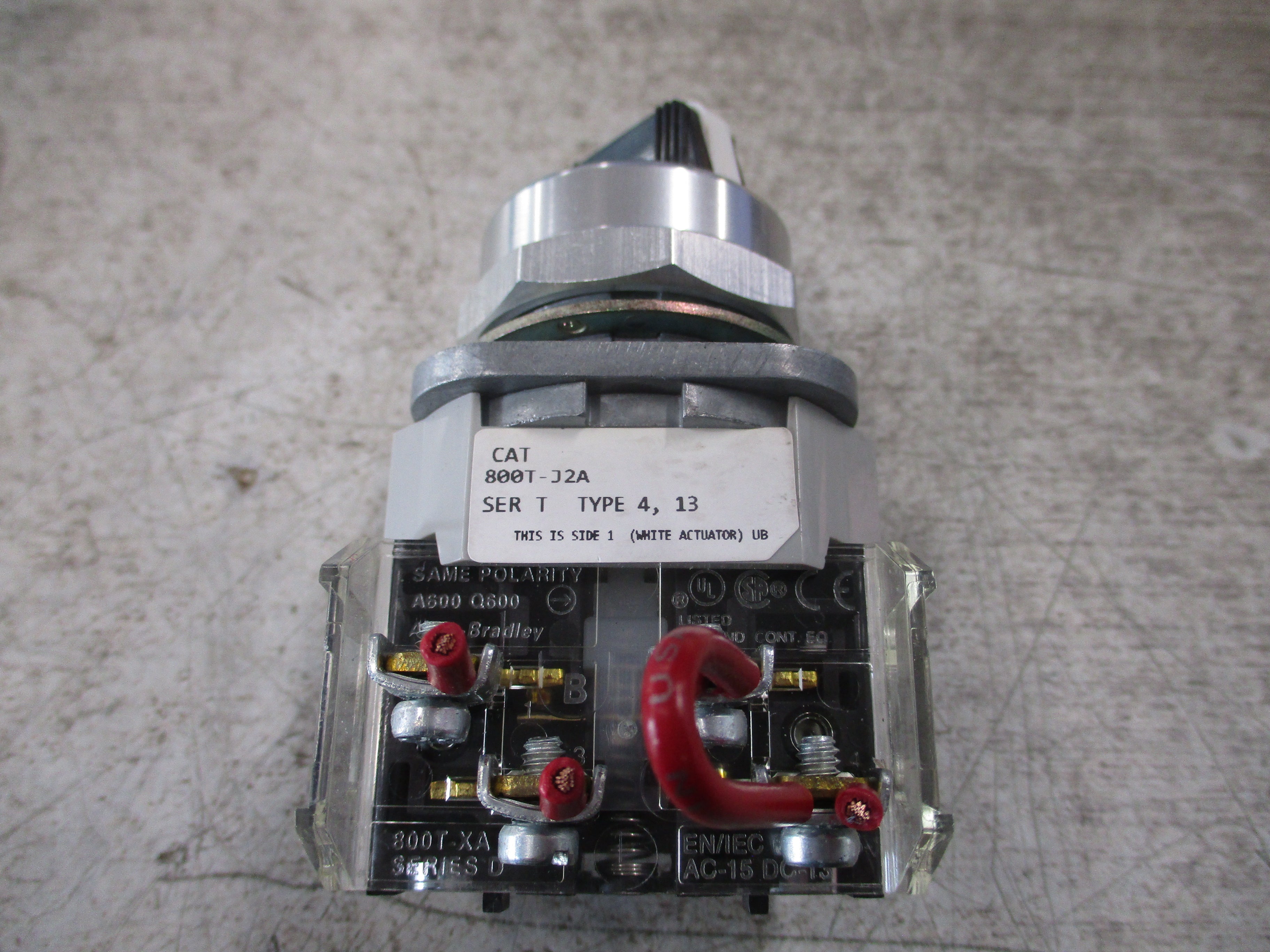 Allen-Bradley Selector Switch 800T-J2A Ser. T Type 4,13 Used