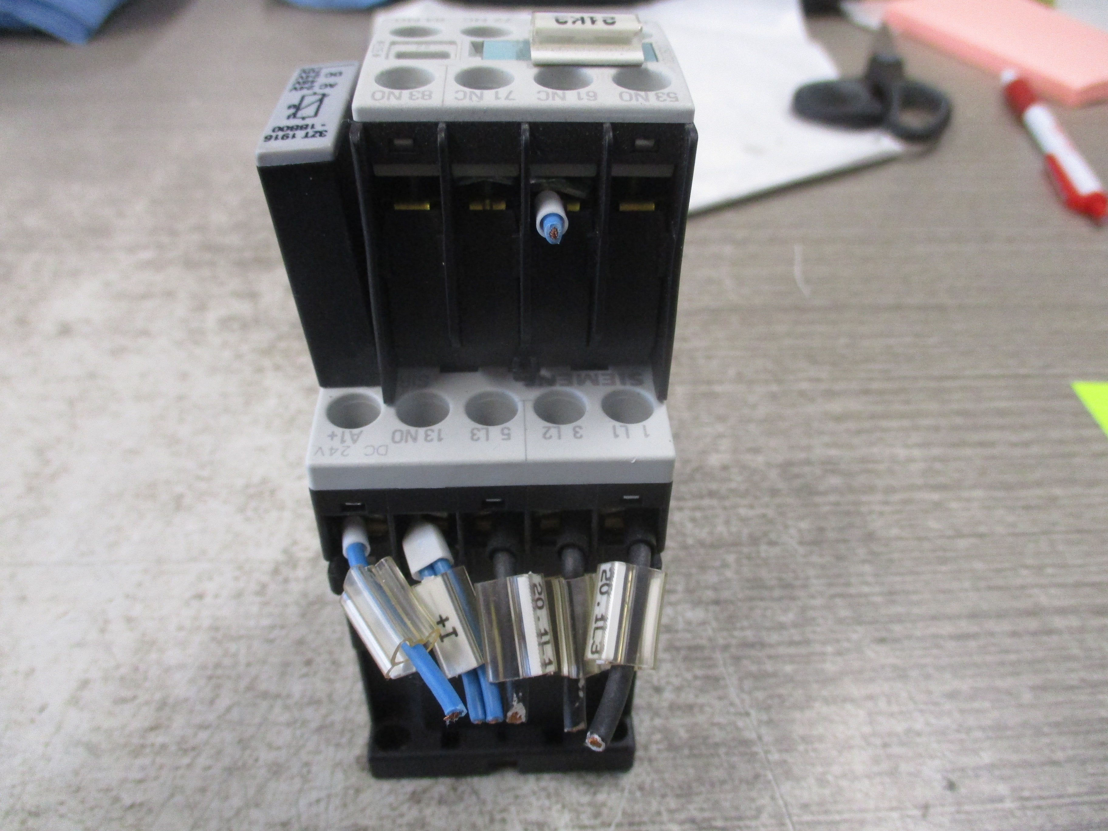 Siemens Sirius 3R Contactor 3RT1015-1BB41 24V Coil 16A 600V w/ Aux Contact Block
