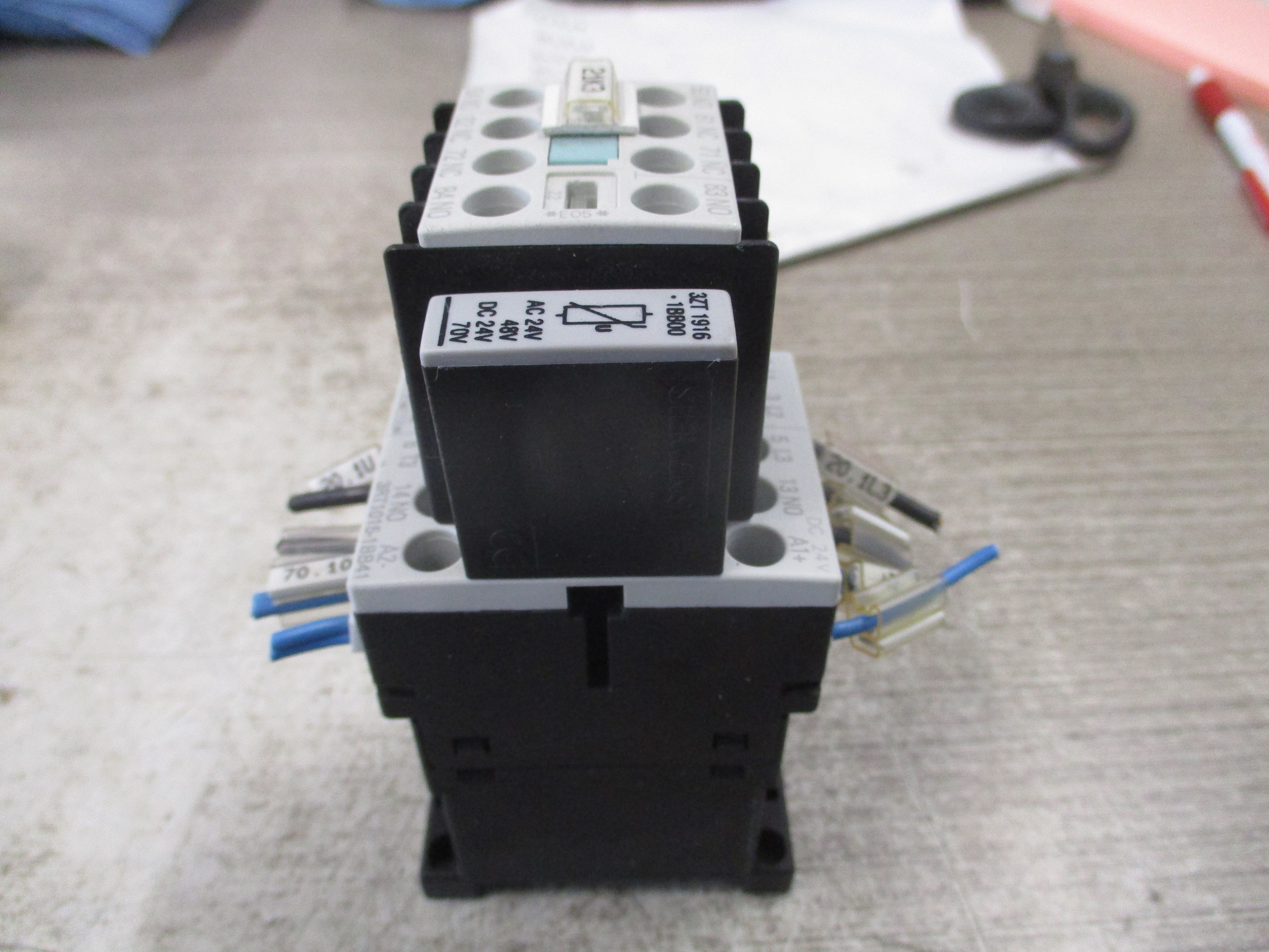 Siemens Sirius 3R Contactor 3RT1015-1BB41 24V Coil 16A 600V w/ Aux Contact Block