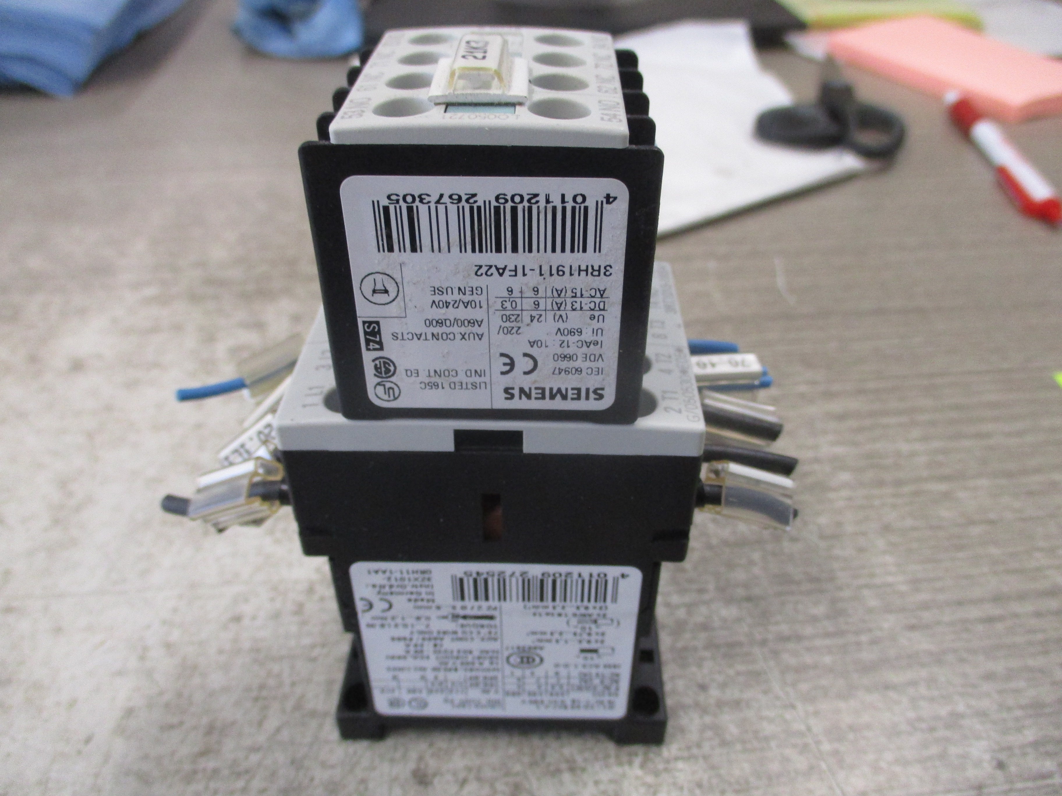 Siemens Sirius 3R Contactor 3RT1015-1BB41 24V Coil 16A 600V w/ Aux Contact Block