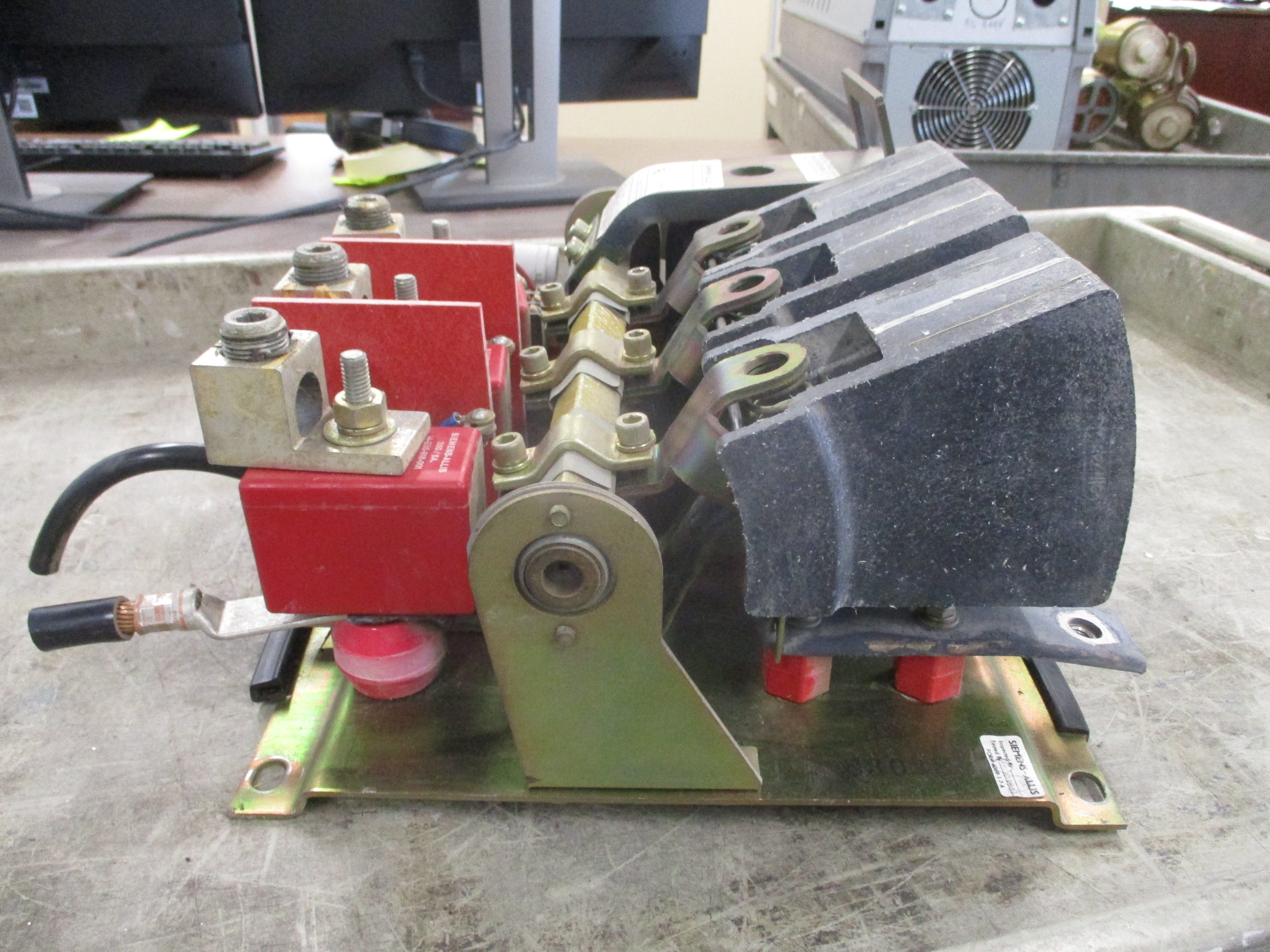 Siemens-Allis Size 5 Contactor HCUR-5CC0-J 115V Control 300A 600V 50/60Hz Used