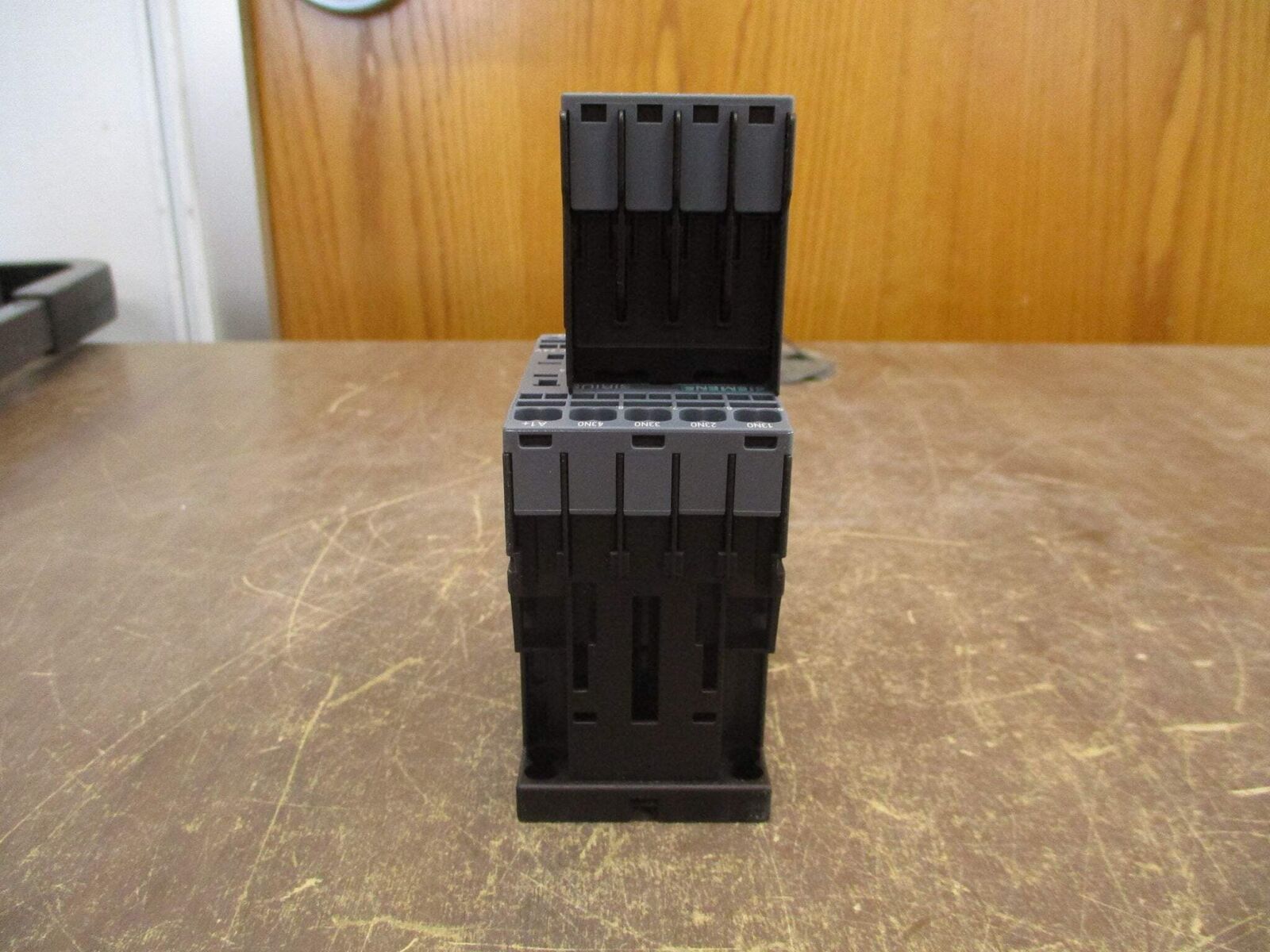 Siemens Contactor 3RH2262-2BB40 24VDC Coil 6A New Surplus