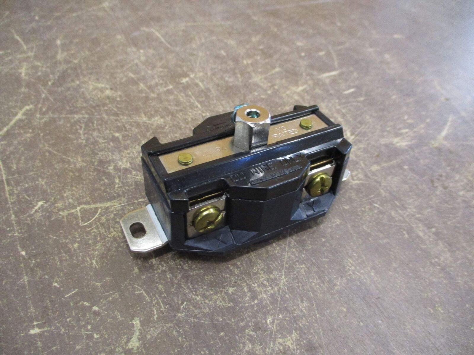 Leviton Receptacle 2520 20A 277/480V New Surplus