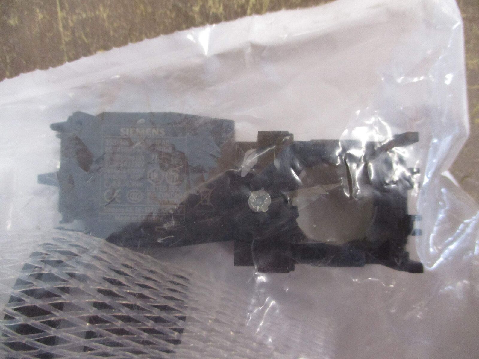 Siemens Pushbutton 3SU1100-0AB10-1FA0 New Surplus