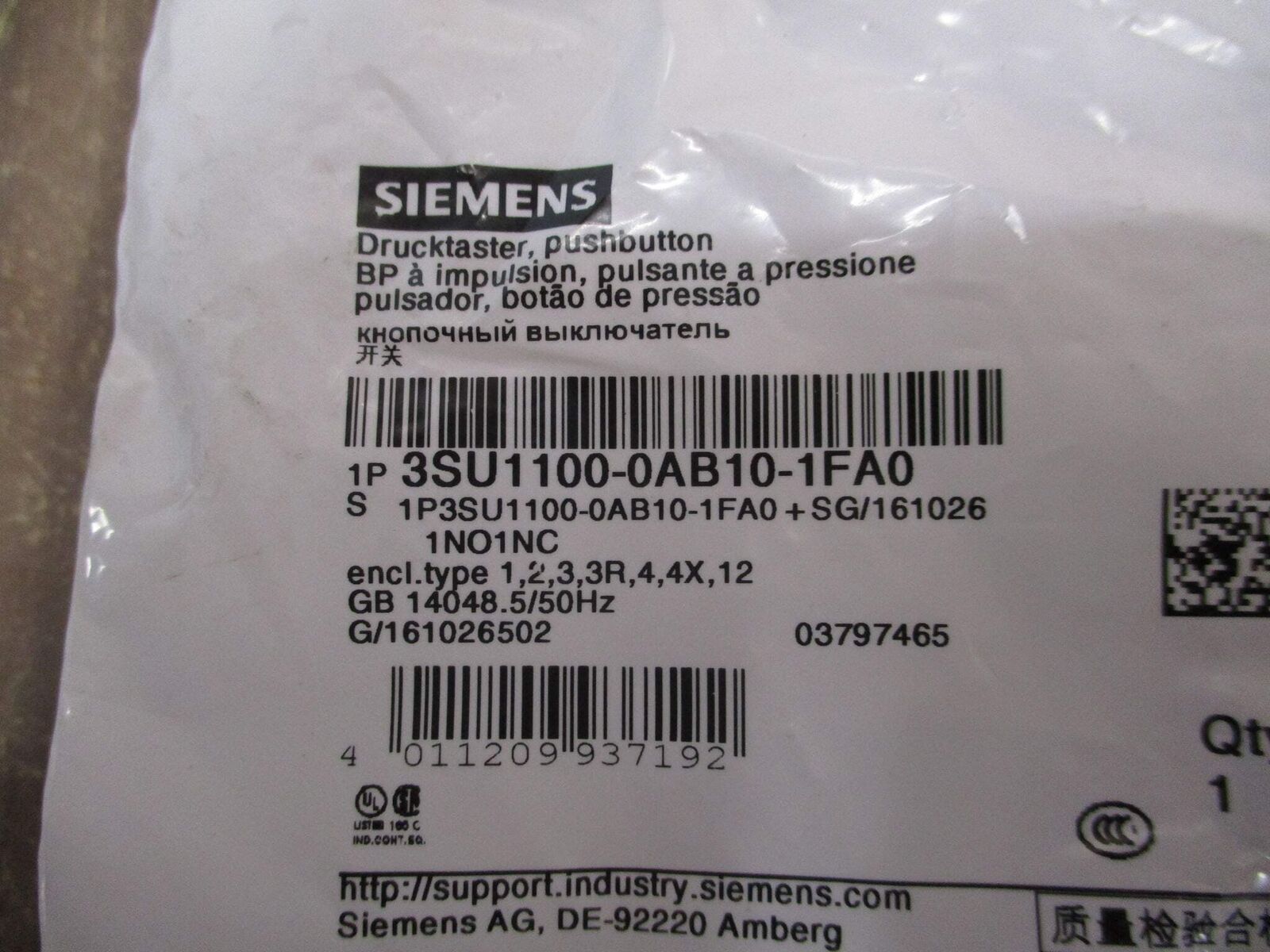 Siemens Pushbutton 3SU1100-0AB10-1FA0 Type 3R, 4X, 12 Enclosure New Surplus