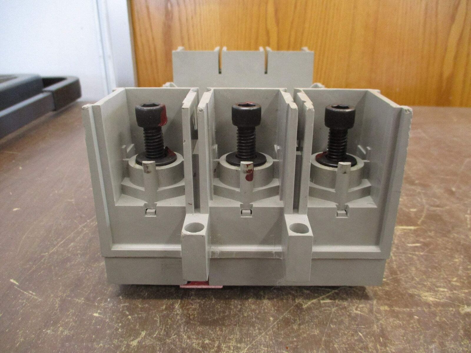 Merlin Gerin Circuit Breaker Plug-In Adapter L-5371 For NSJ400A Breaker Used