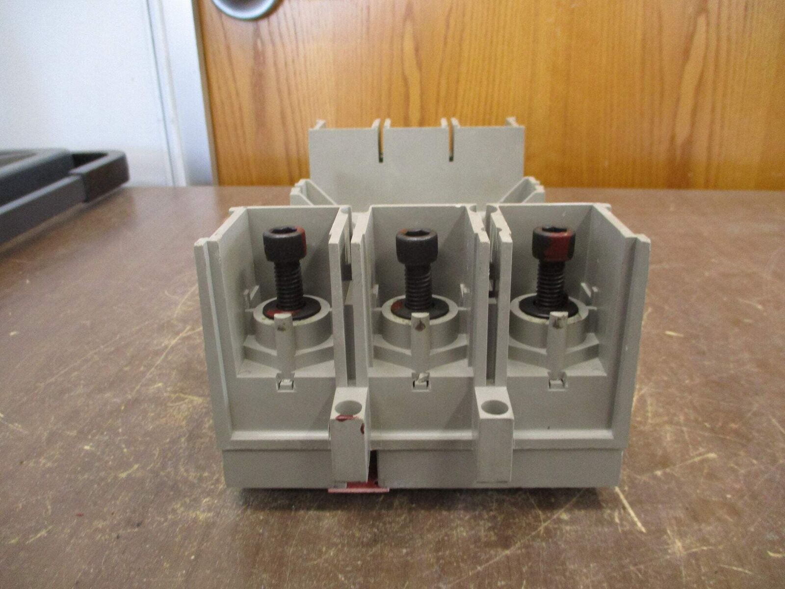 Merlin Gerin Circuit Breaker Plug-In Adapter L-5770 For NSJ400A Breaker Used