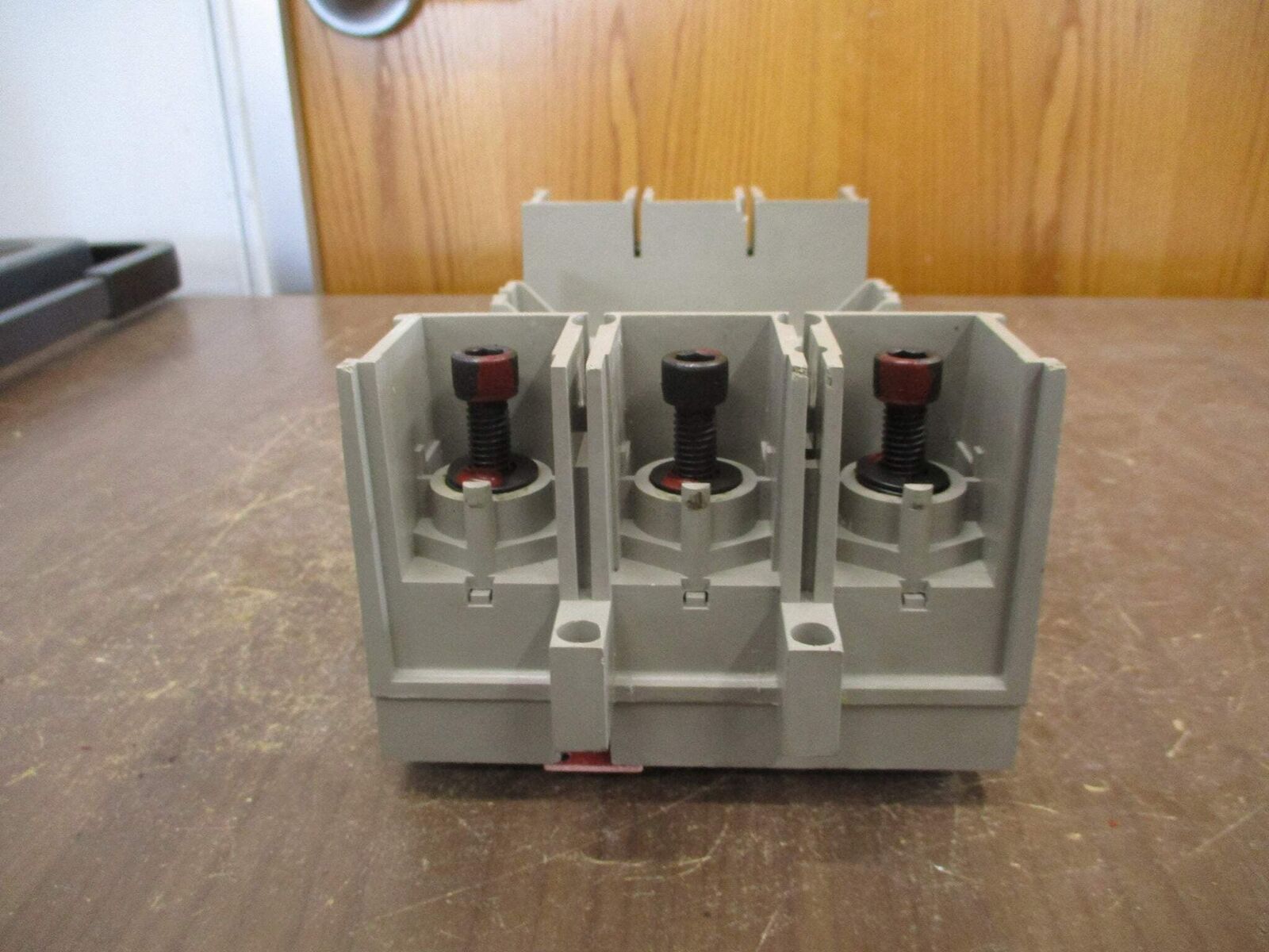 Merlin Gerin Circuit Breaker Plug-In Adapter L-5770 For NSJ400A Breaker Used