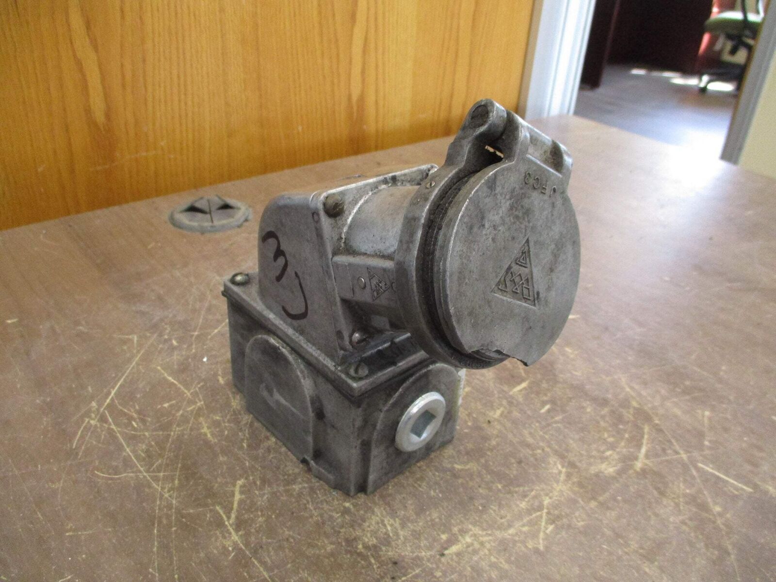 Russellstoll Receptacle JRFA334H 30A 250/600V W/Base & Angle Adapter Used