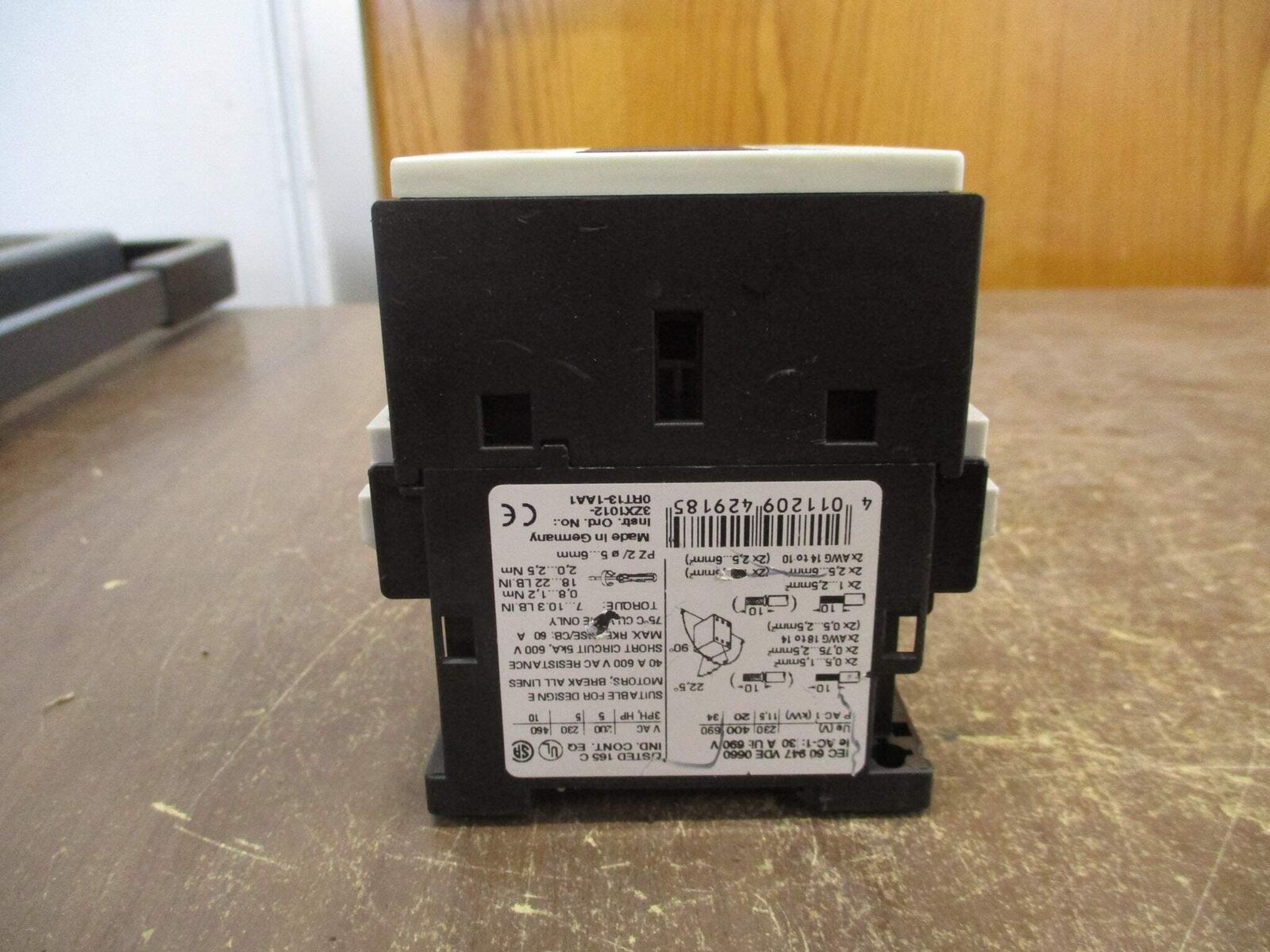 Siemens Sirius 3R Contactor 3RT1325-1A..0 30A 690V 120V Coil *Chipped* Used