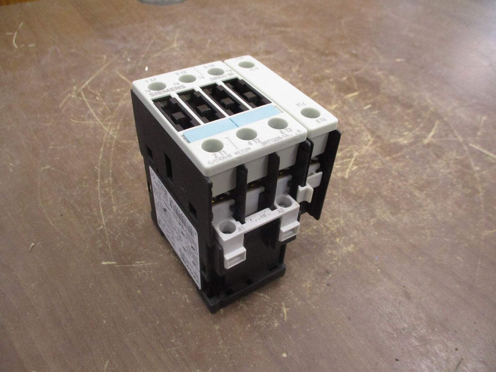 Siemens Sirius 3R Contactor 3RT1325-1A..0 30A 690V 120V Coil *Chipped* Used