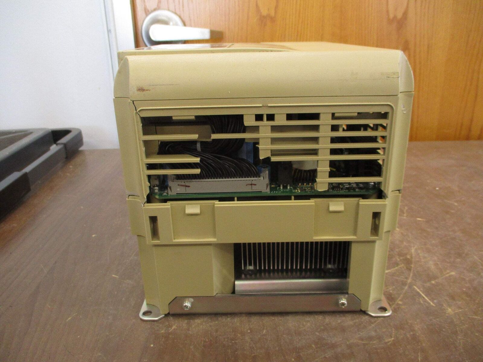 Yaskawa Varispeed P7 AC Drive CIMR-P7U4011 20HP 3Ph w/ Keypad *Broken Vent*