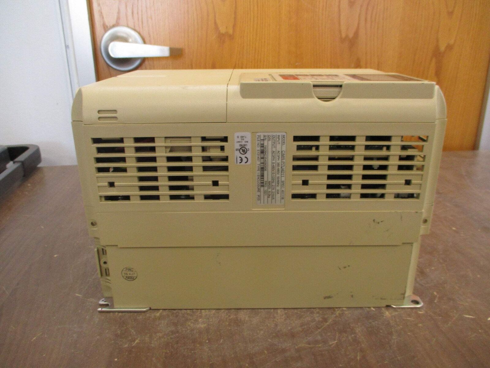 Yaskawa Varispeed P7 AC Drive CIMR-P7U4011 20HP 3Ph w/ Keypad *Broken Vent*