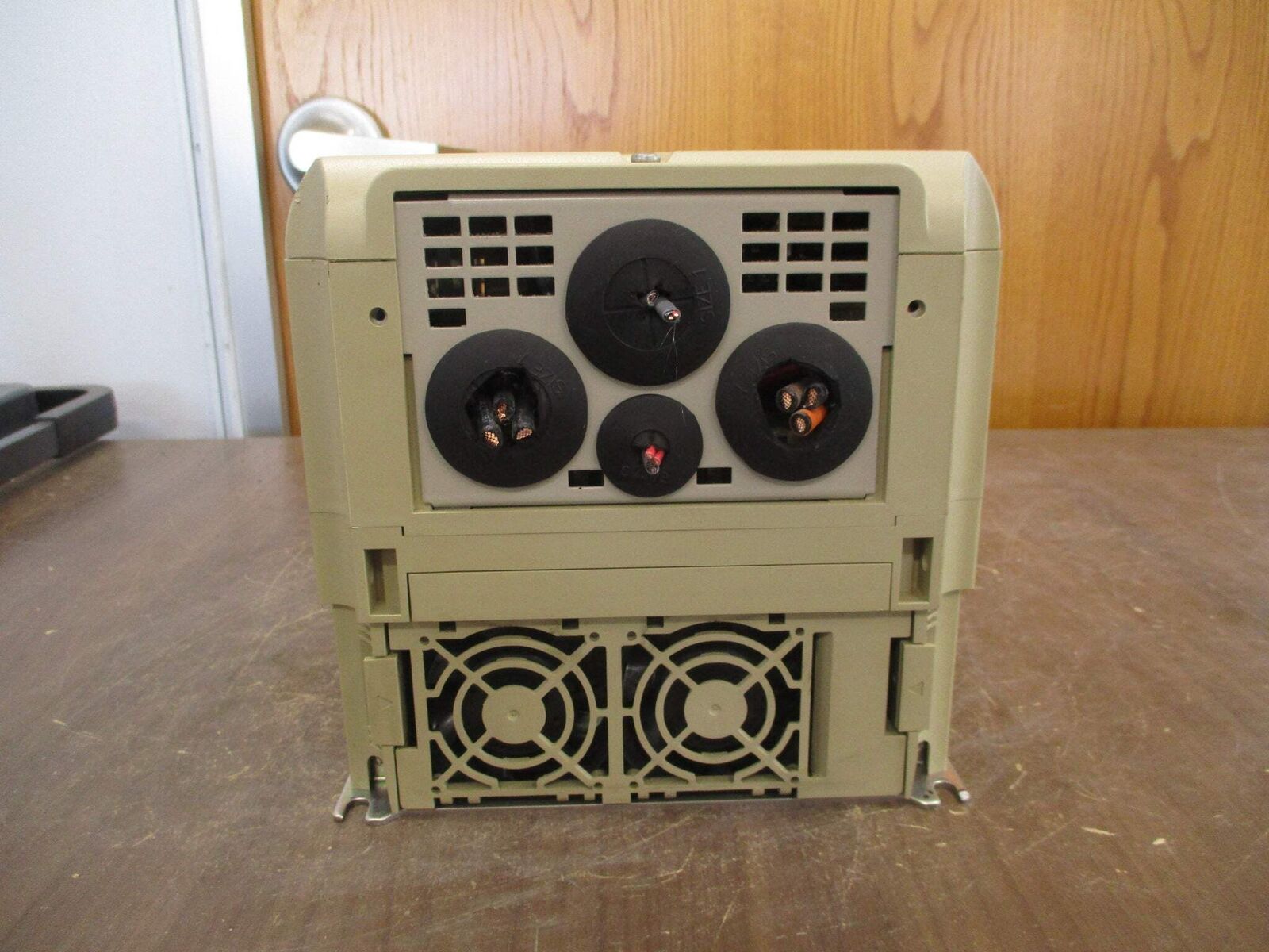 Yaskawa Varispeed P7 AC Drive CIMR-P7U4011 20HP 3Ph w/ Keypad *Broken Vent*
