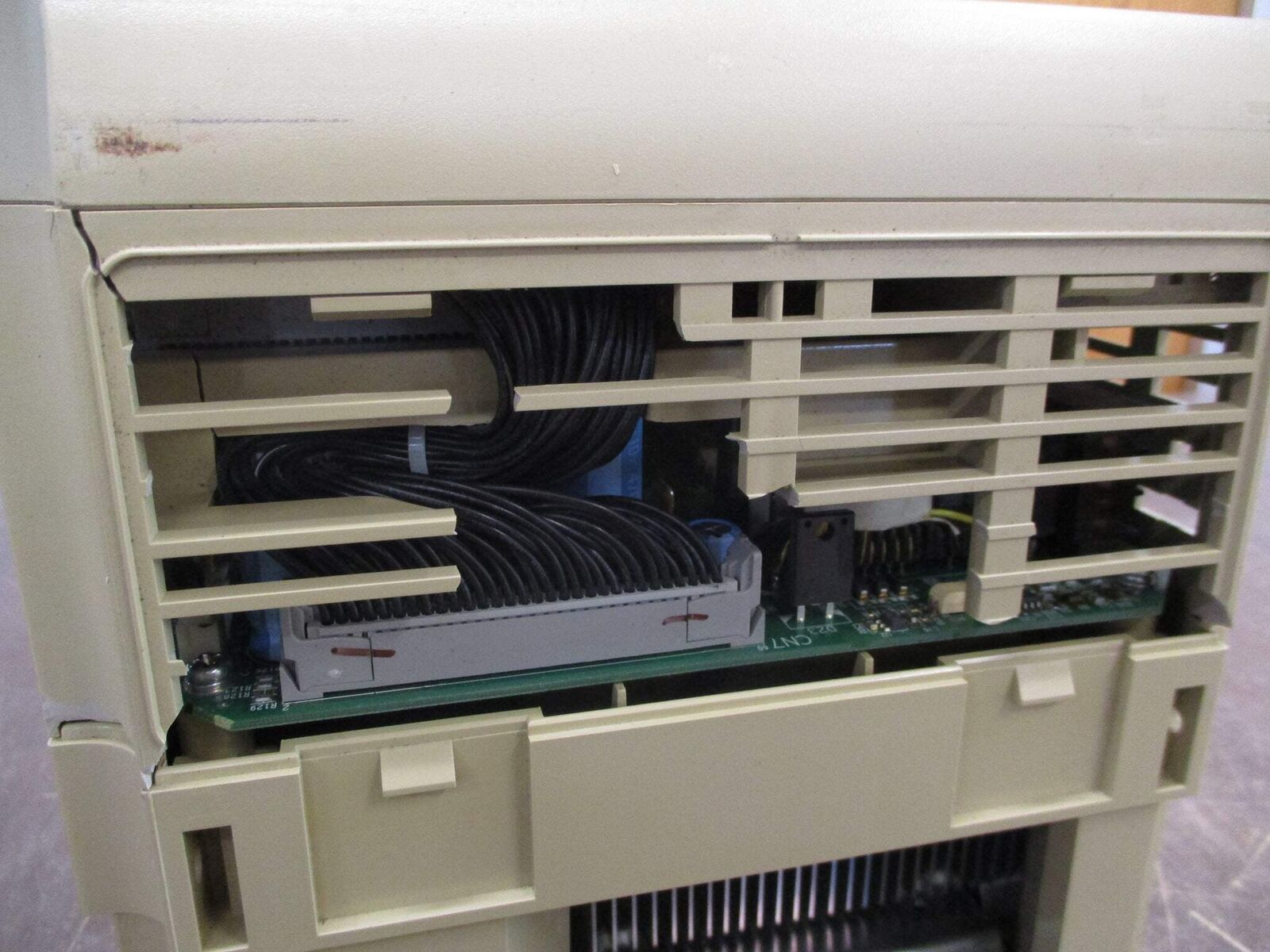 Yaskawa Varispeed P7 AC Drive CIMR-P7U4011 20HP 3Ph w/ Keypad *Broken Vent*