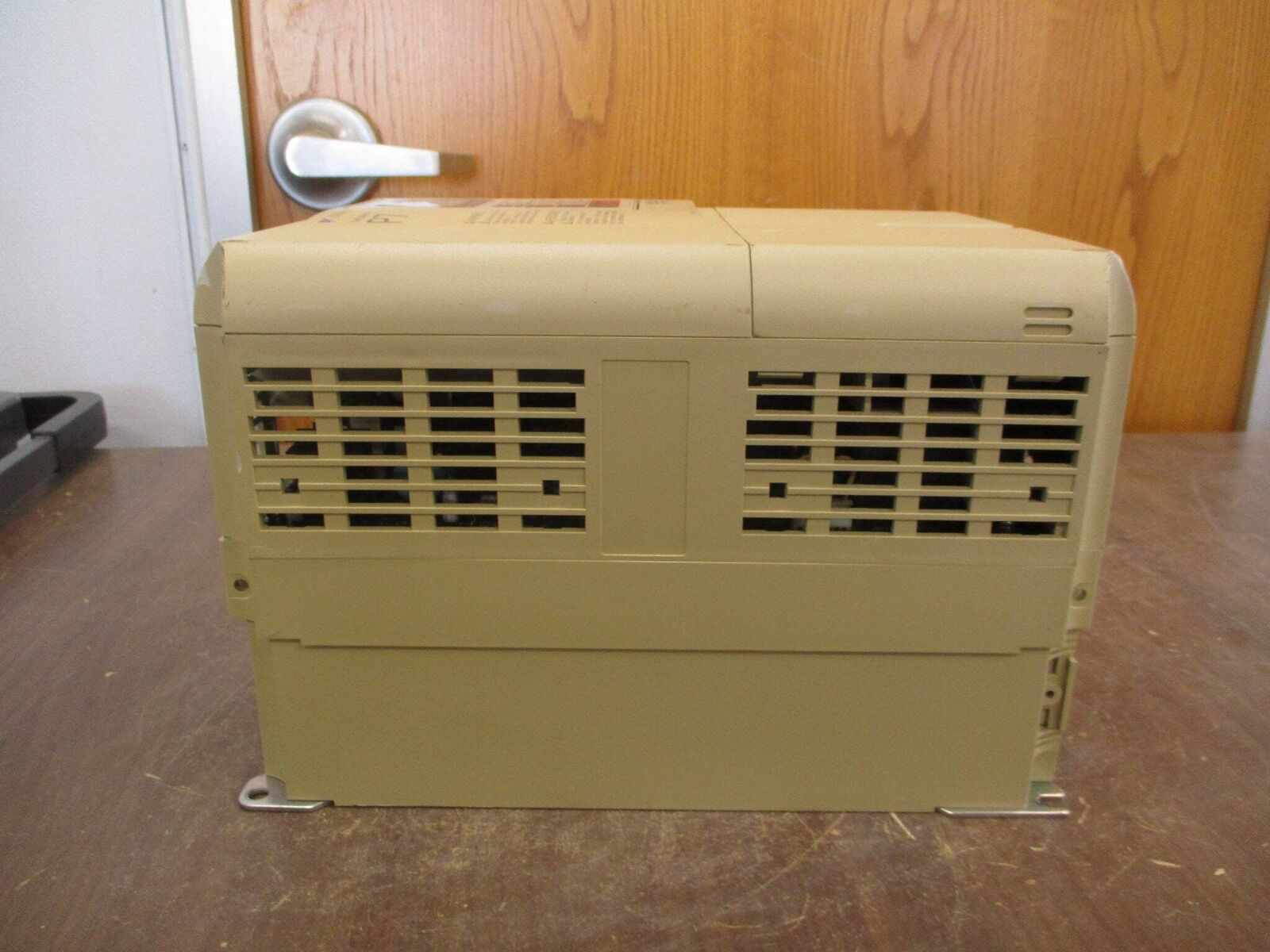 Yaskawa Varispeed P7 AC Drive CIMR-P7U4011 20HP 3Ph w/ Keypad *Broken Vent*