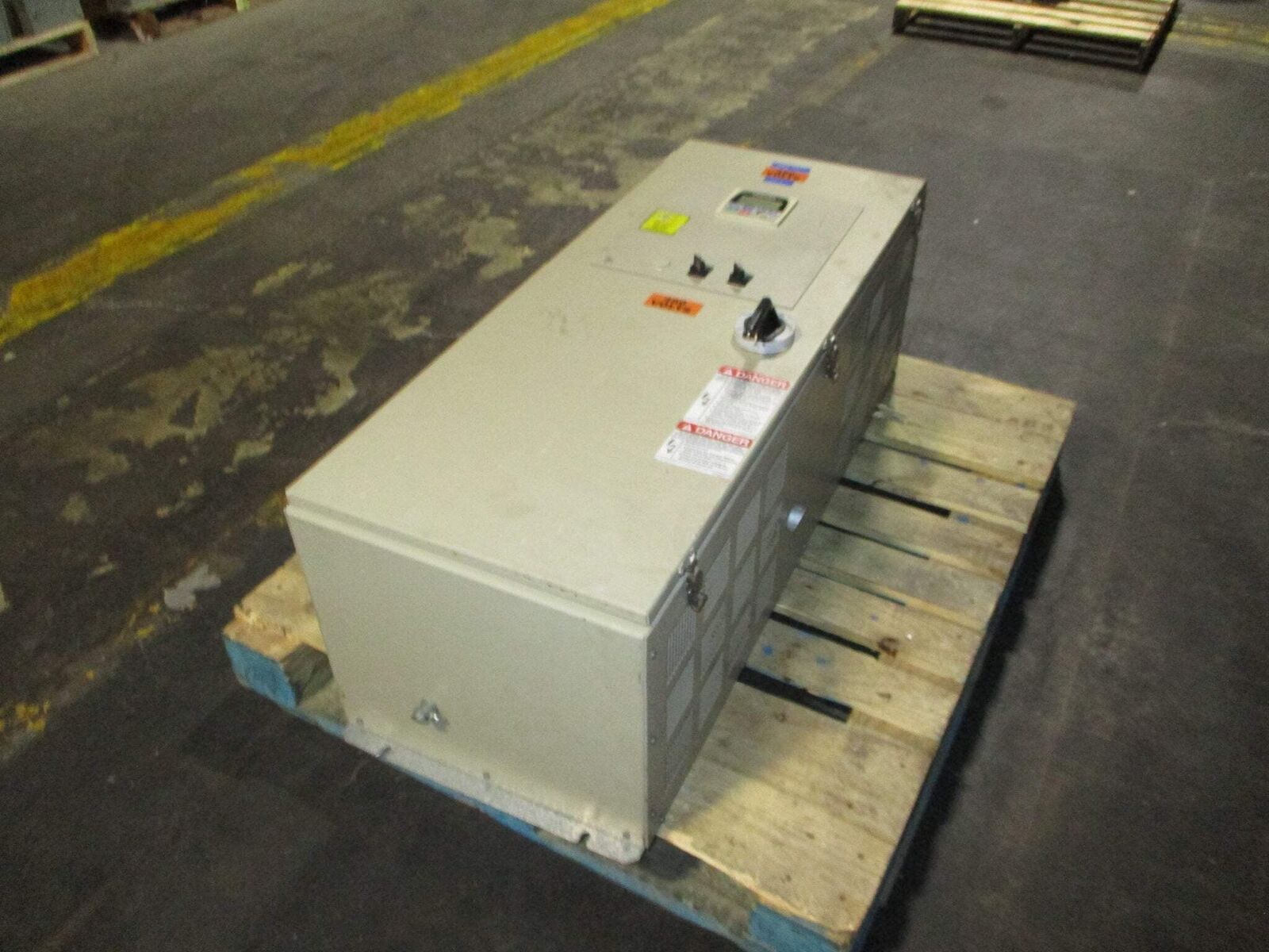 Toshiba AC Drive H74400EERD 40HP 3Ph w/ Keypad (Missing Dial) Used