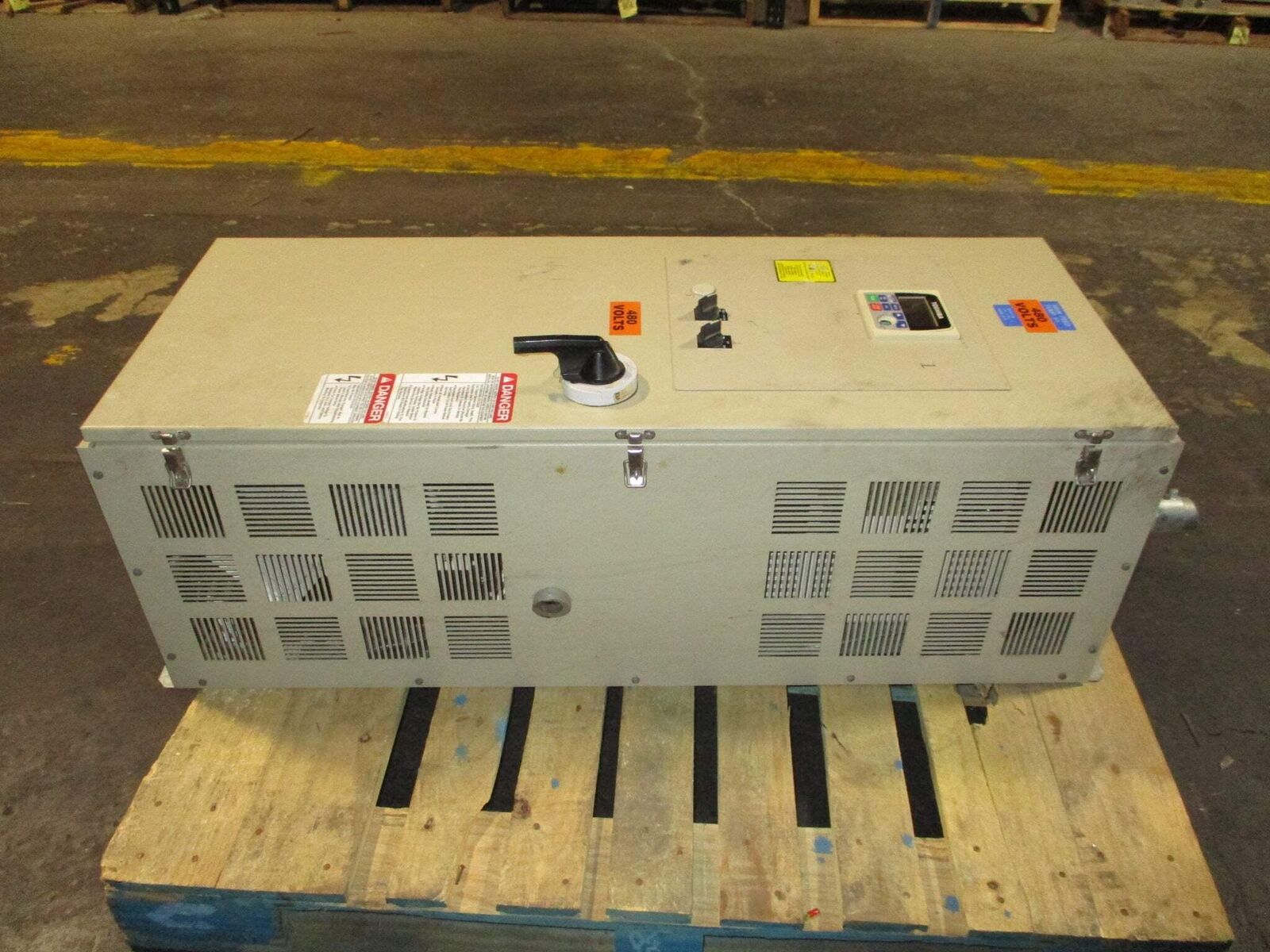 Toshiba AC Drive H74400EERD 40HP 3Ph w/ Keypad (Missing Dial) Used