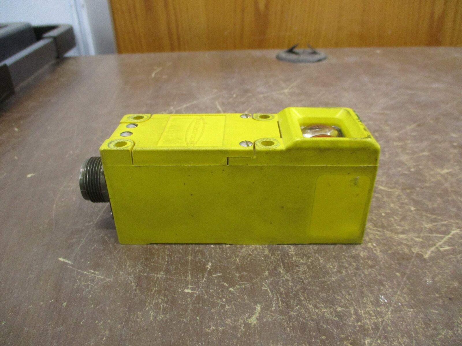 Banner Multi-Beam Photoelectric Sensor DL1 LM4-2 M.1 Input: 120VAC Output: 30VDC