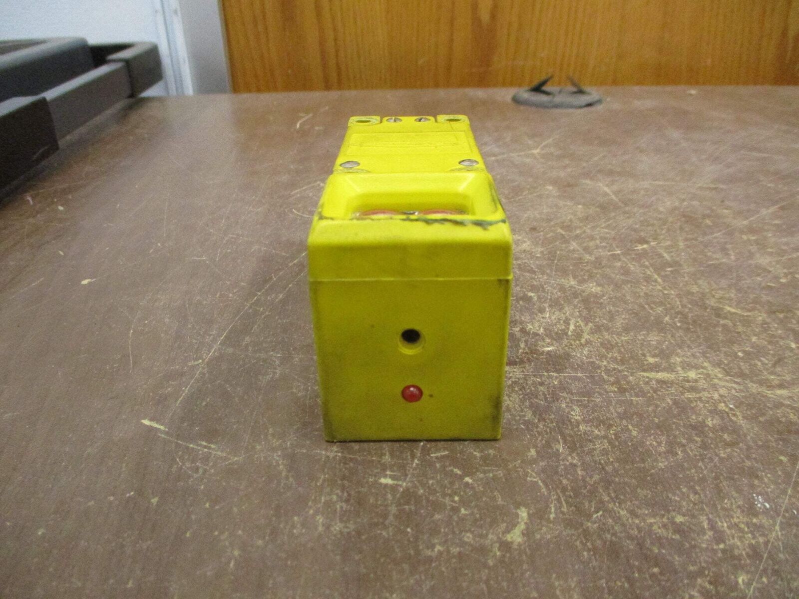 Banner Multi-Beam Photoelectric Sensor DL1 LM4-2 M.1 Input: 120VAC Output: 30VDC