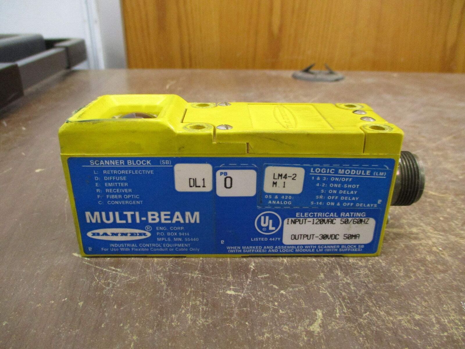 Banner Multi-Beam Photoelectric Sensor DL1 LM4-2 M.1 Input: 120VAC Output: 30VDC
