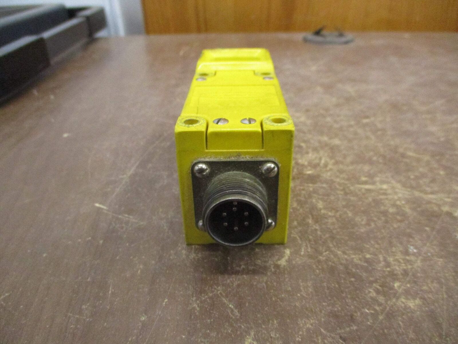 Banner Multi-Beam Photoelectric Sensor DL1 LM4-2 M.1 Input: 120VAC Output: 30VDC