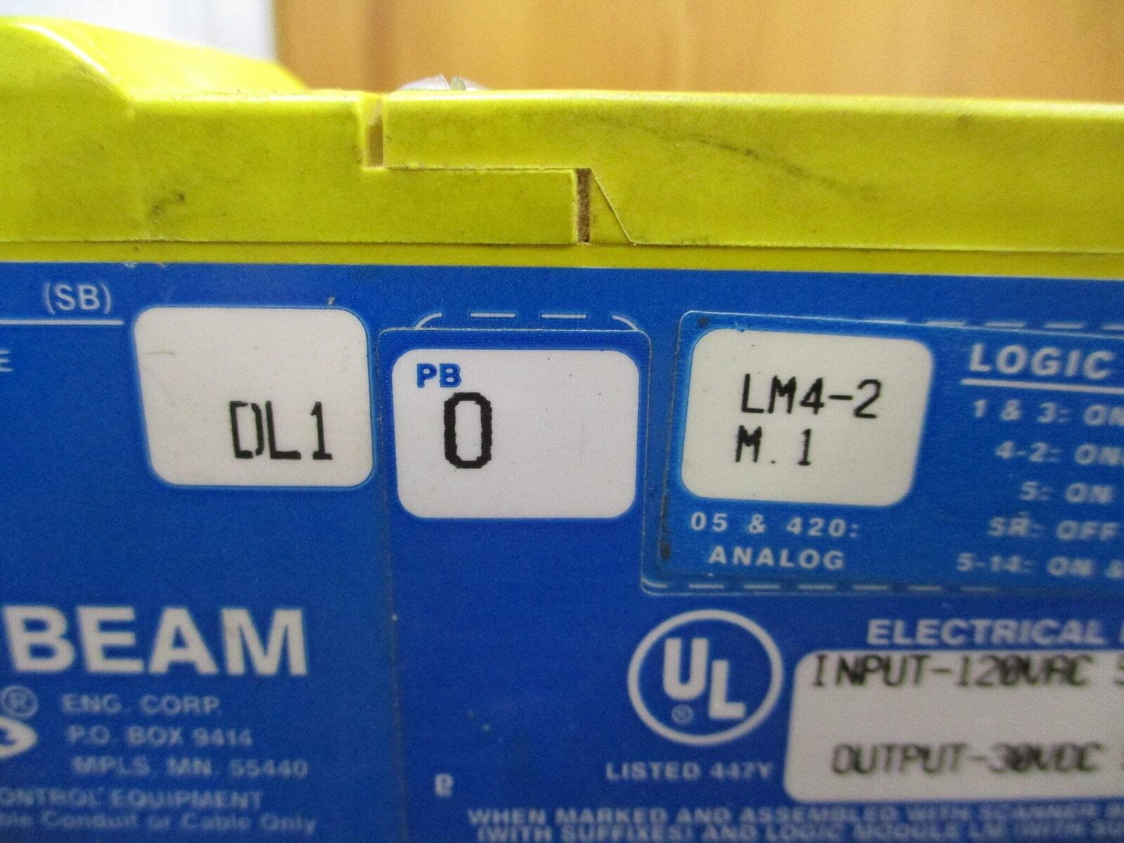Banner Multi-Beam Photoelectric Sensor DL1 LM4-2 M.1 Input: 120VAC Output: 30VDC