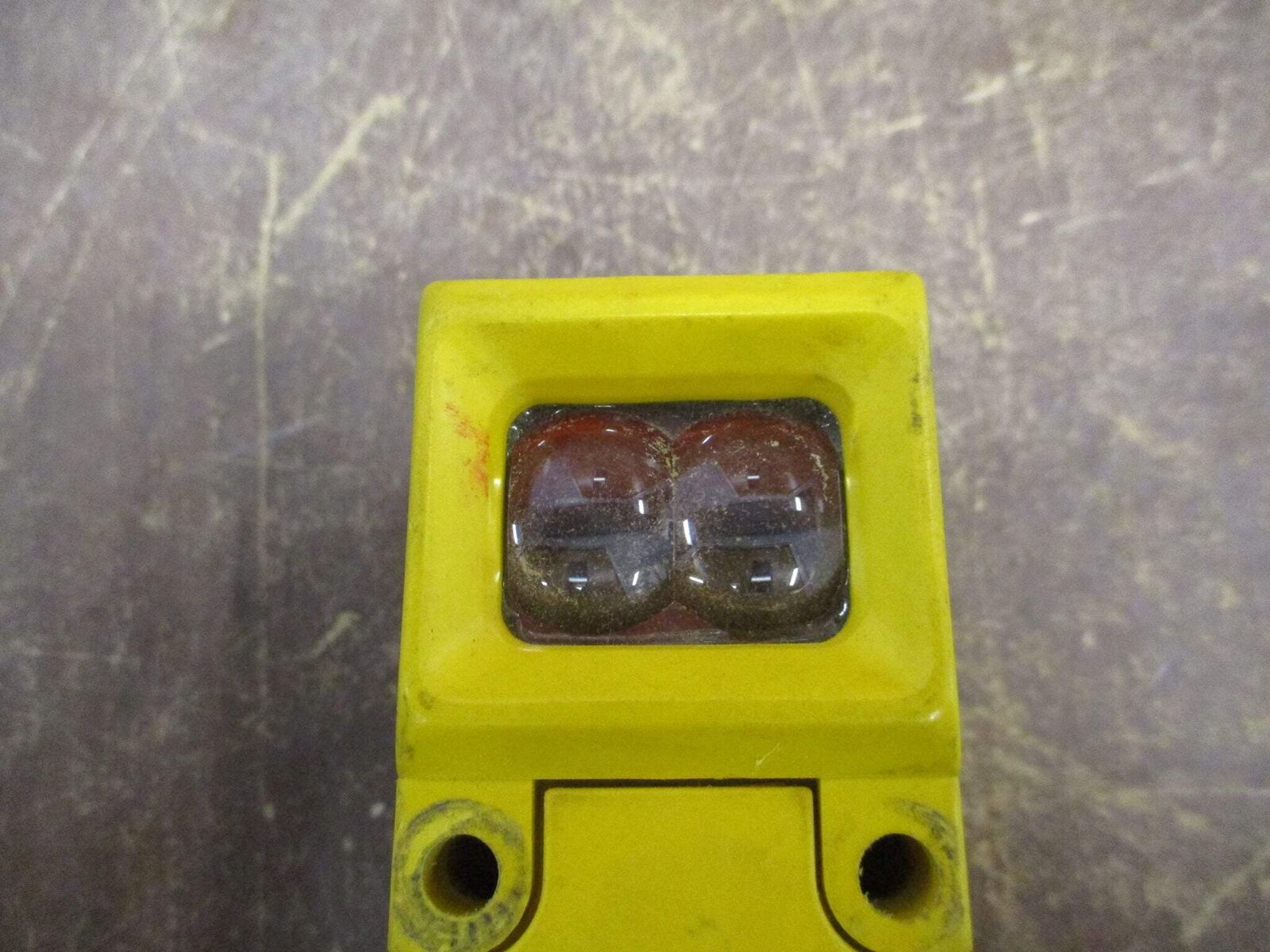 Banner Multi-Beam Photoelectric Sensor DL1-LM4-2 Input: 120VAC Output: 30VDC Use