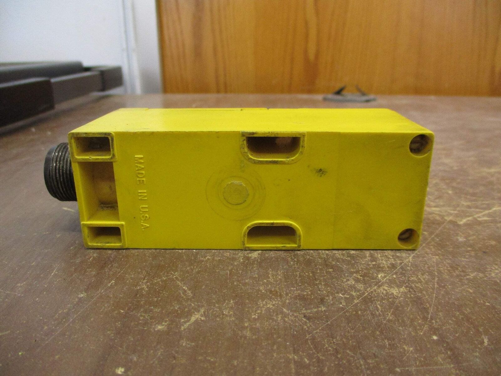 Banner Multi-Beam Photoelectric Sensor DL1-LM4-2 Input: 120VAC Output: 30VDC Use
