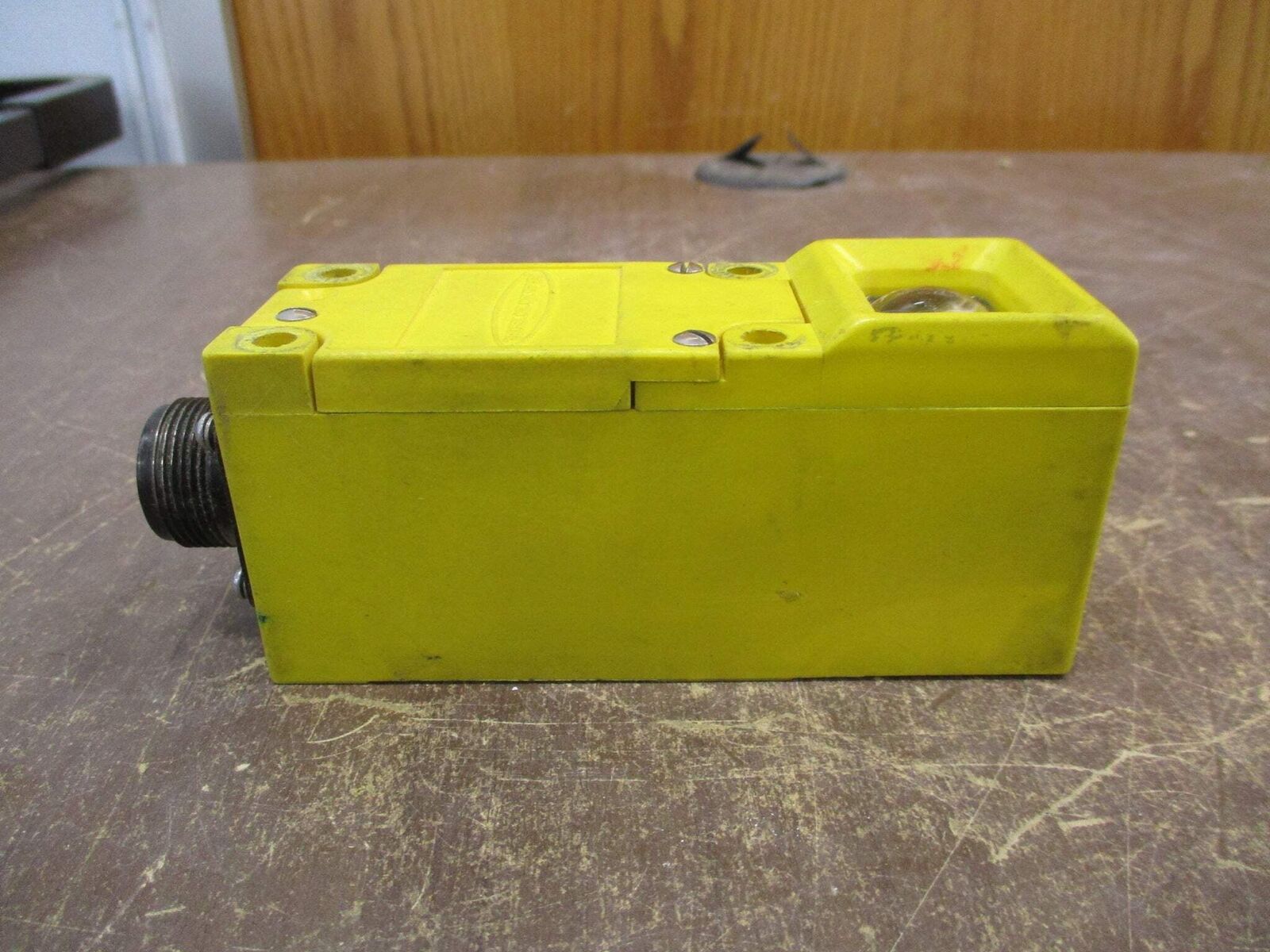 Banner Multi-Beam Photoelectric Sensor DL1-LM4-2 Input: 120VAC Output: 30VDC Use