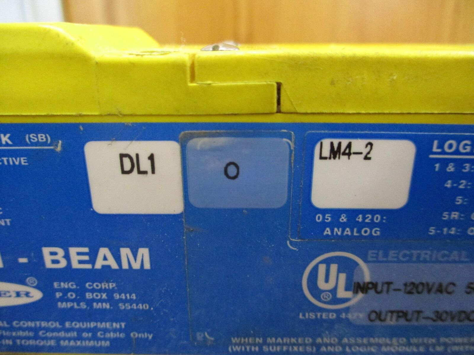 Banner Multi-Beam Photoelectric Sensor DL1-LM4-2 Input: 120VAC Output: 30VDC Use