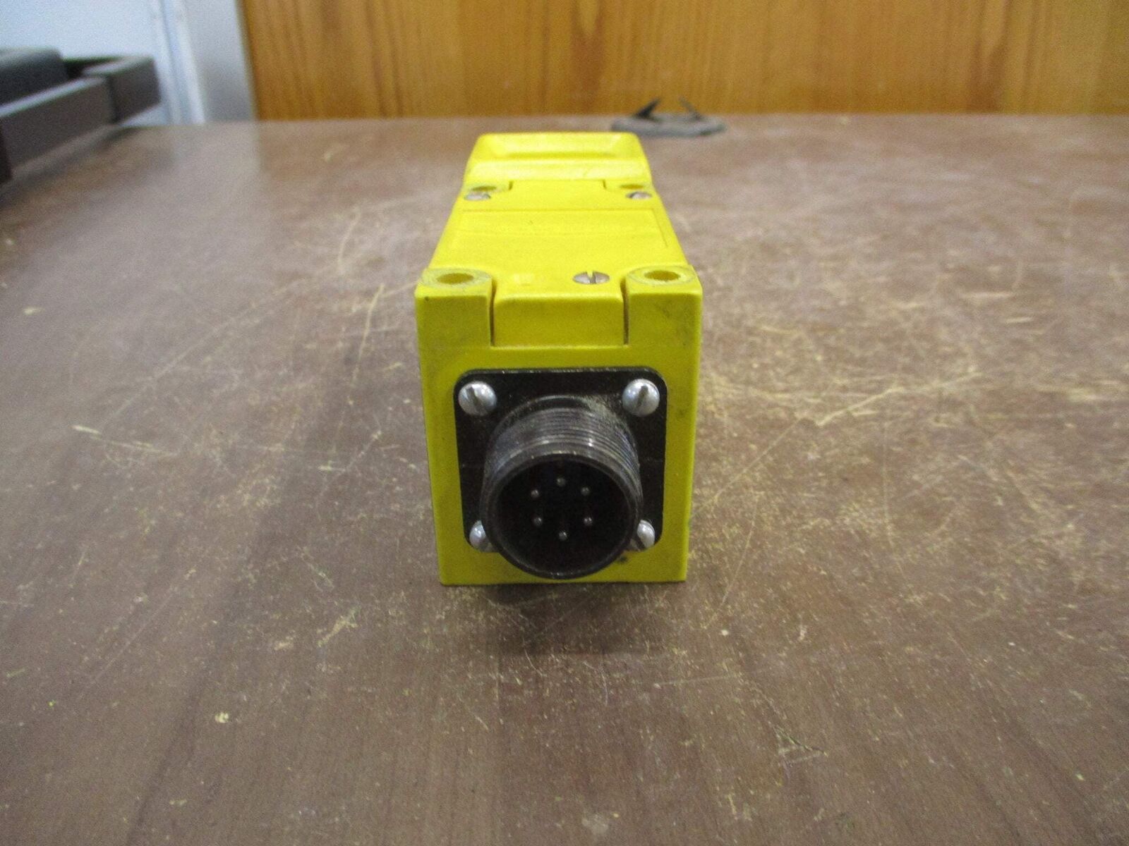 Banner Multi-Beam Photoelectric Sensor DL1-LM4-2 Input: 120VAC Output: 30VDC Use