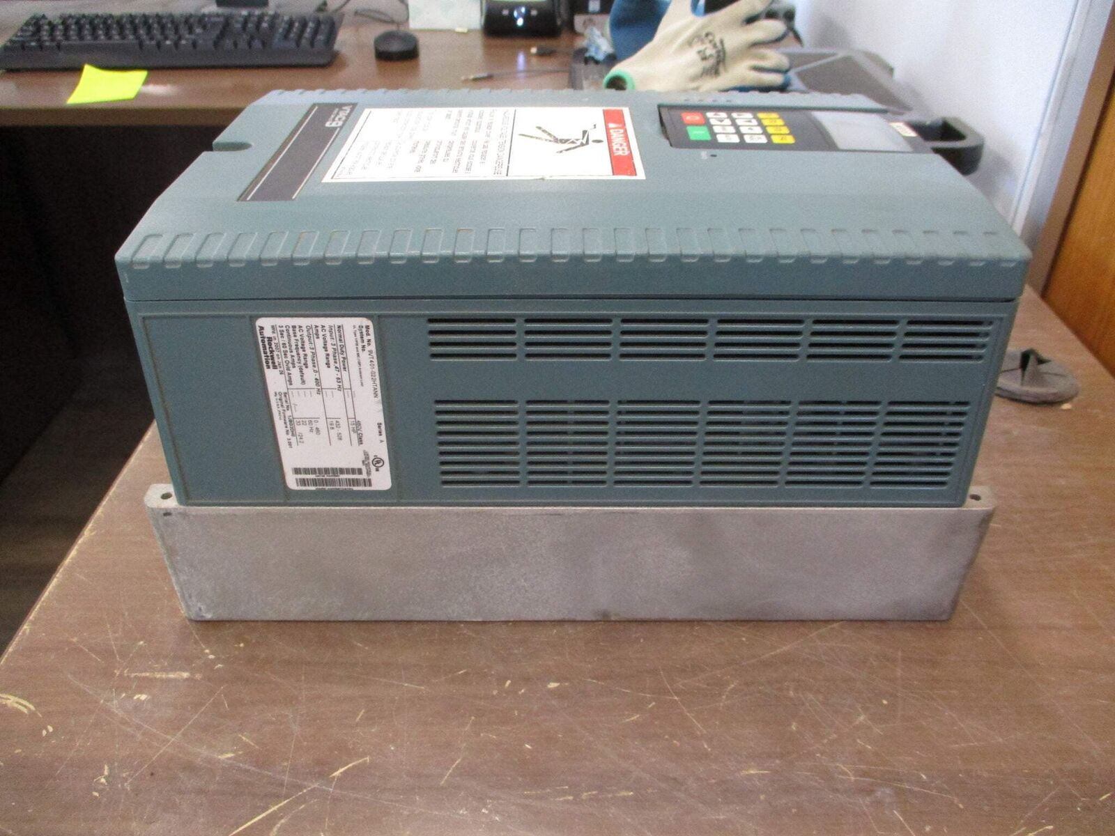 Rockwell Automation VTAC9 AC Drive 9VT401-022HTANN 15HP 3Ph w/ Keypad Used