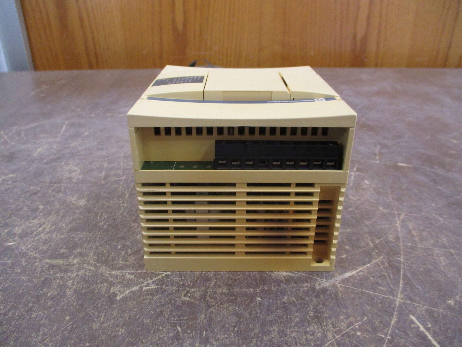 Telemecanique Twido Base Unit TWDLCAA10DRF 6 in DC 4 out Relay Used