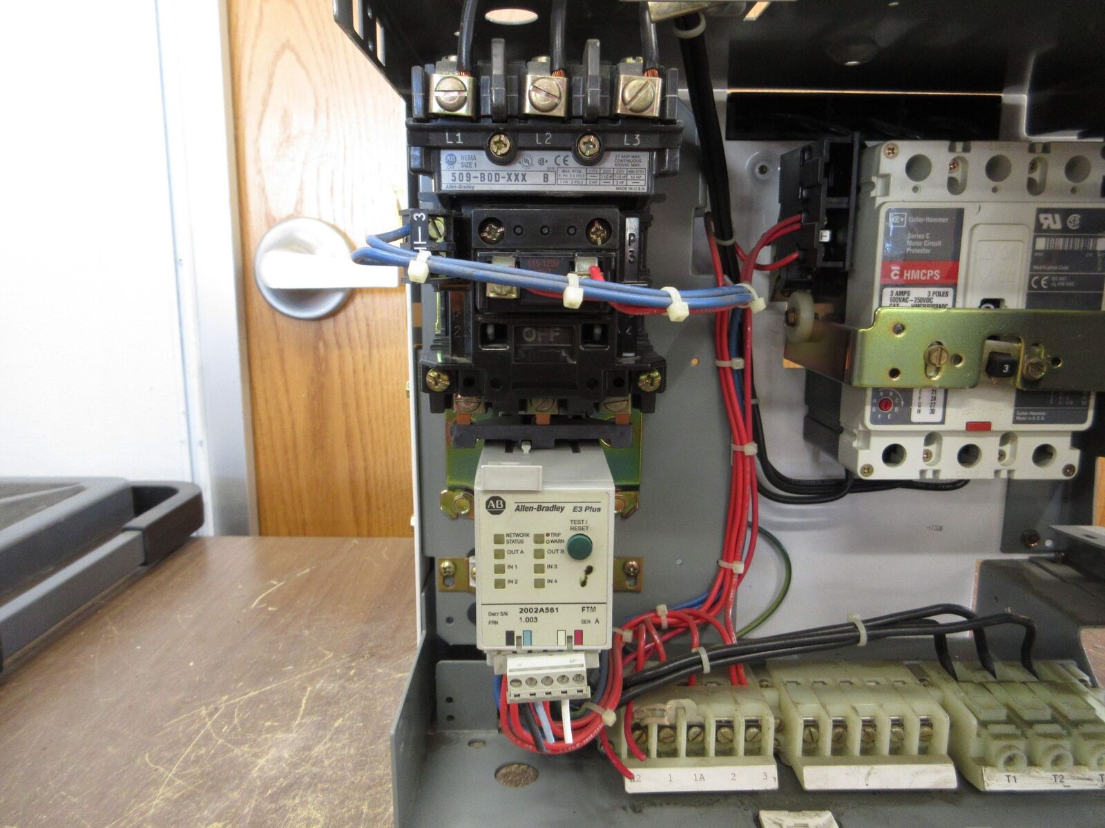 Allen-Bradley Size 1 MCC Bucket YUGWQY923/1AS 480V 3Ph 60Hz 120V Coil w/ Door