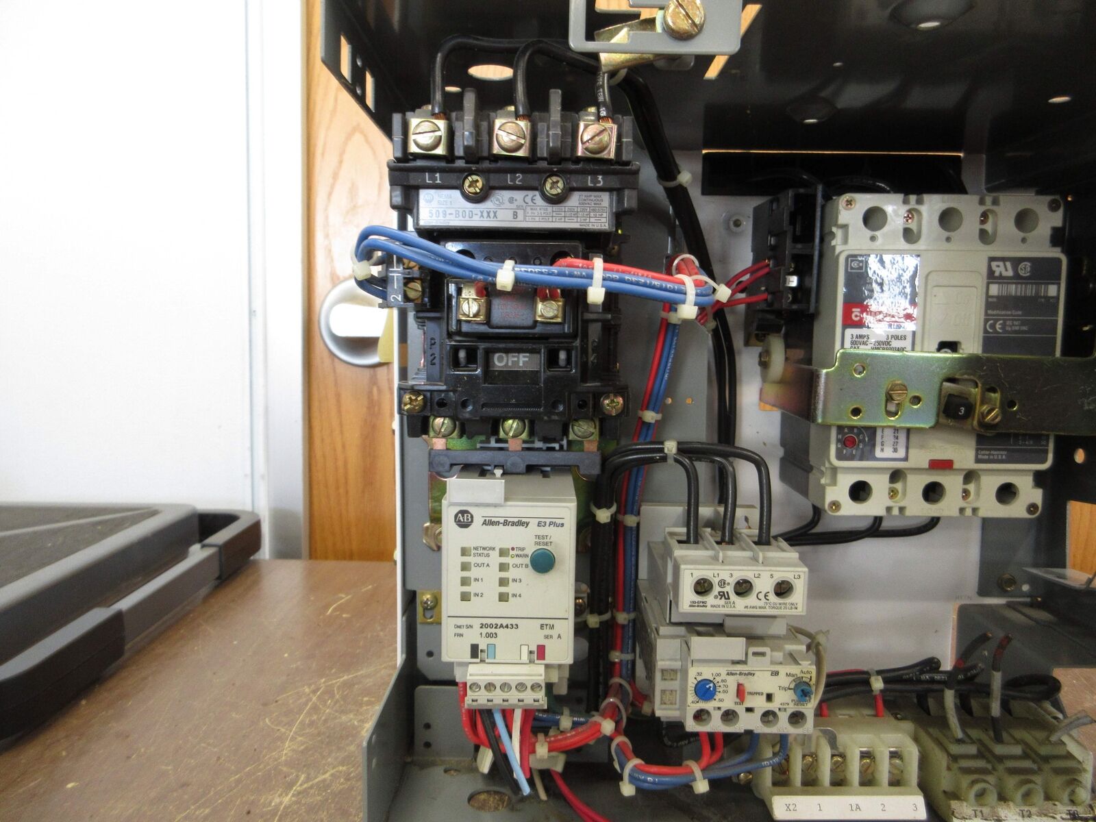 Allen-Bradley Size 1 MCC Bucket YUGWQY923/1AR 480V 3Ph 60Hz 120V Coil w/ Door
