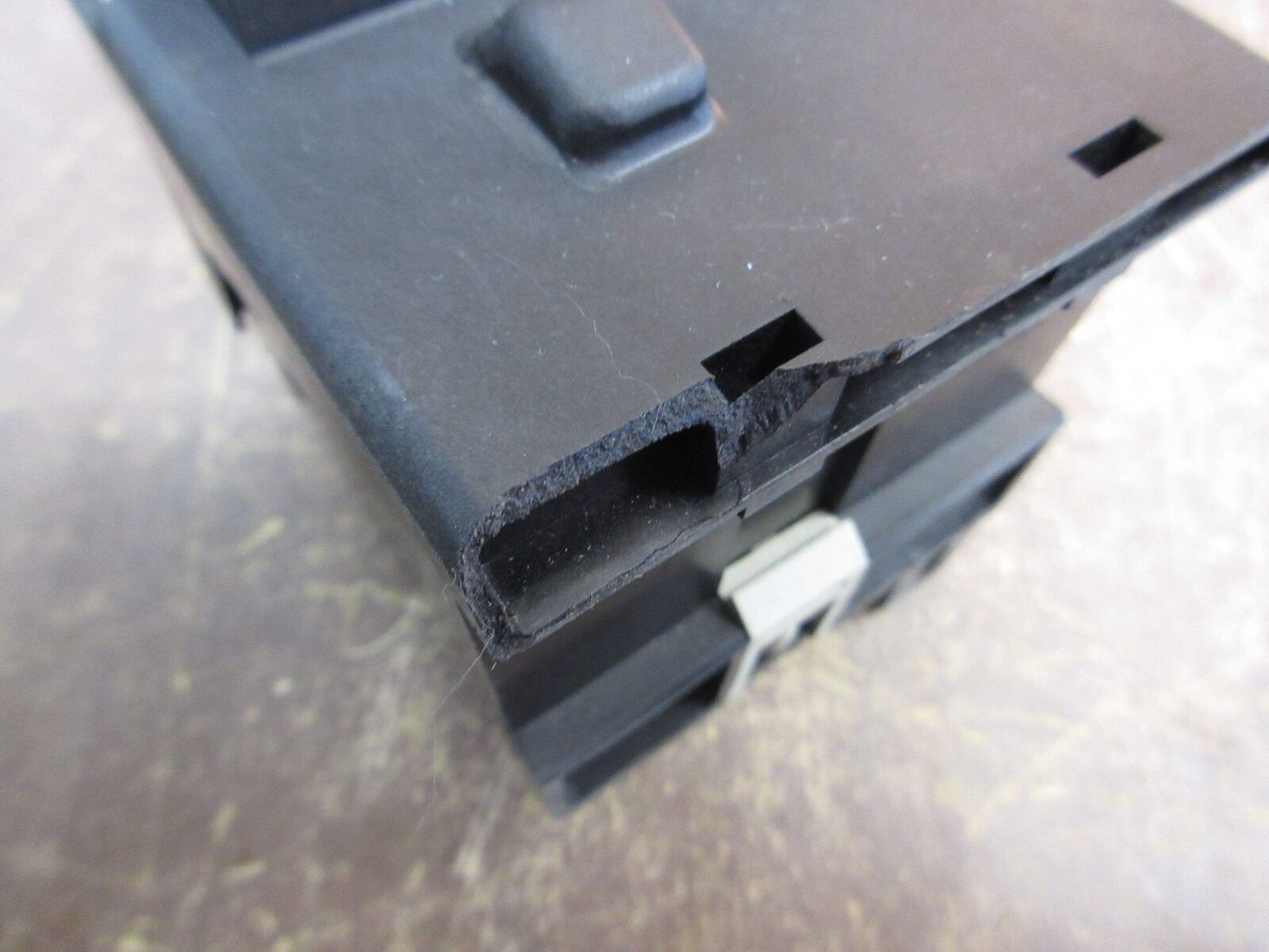 Telemecanique Solid State Overload LR2 D35 Trip: 48-65A w/ DIN-Rail Adapter Used