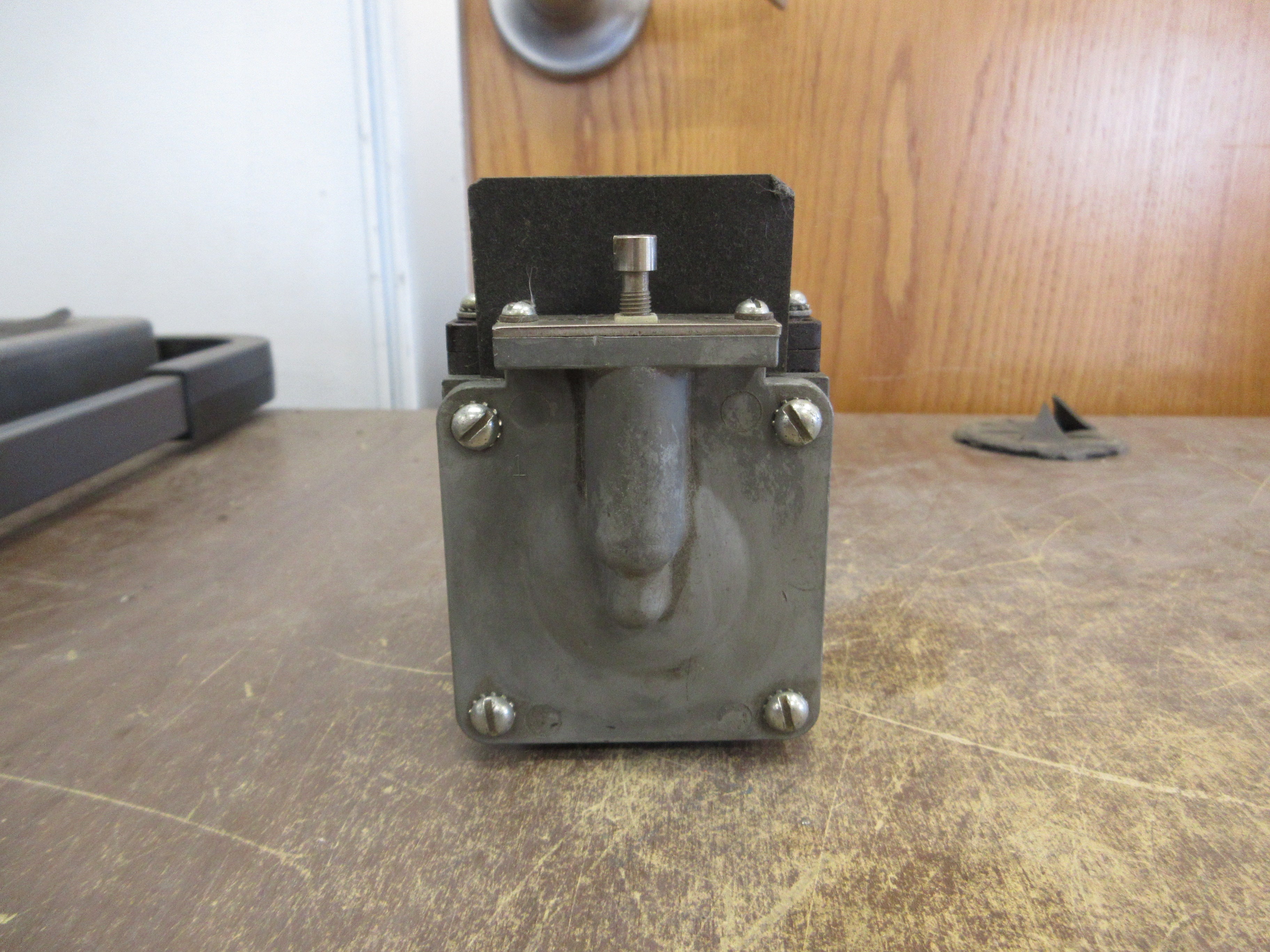 Cutler-Hammer Pneumatic Timer 10337H192B 120V Coil 600V Used
