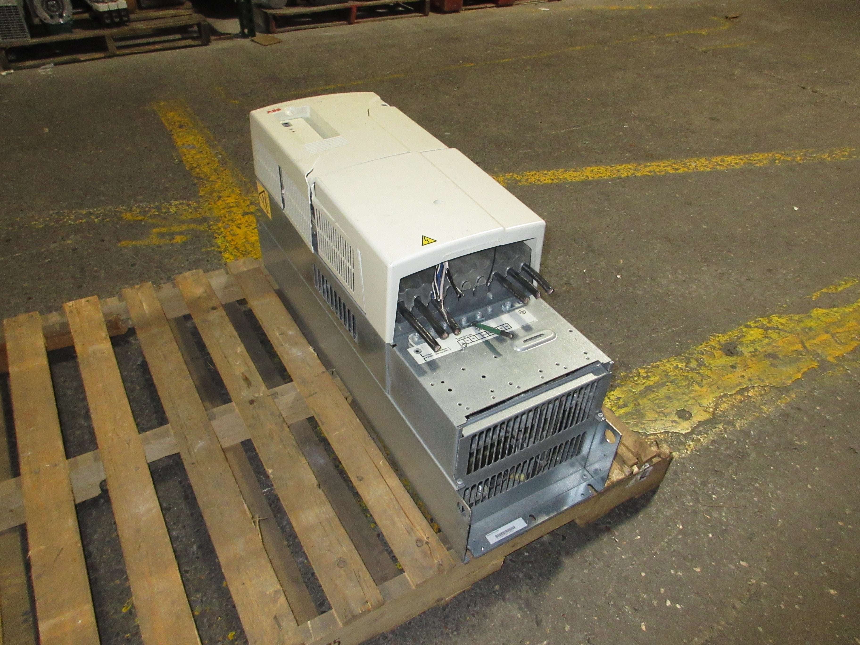 ABB ACS800 AC Drive ACS800-U31-0100-5 100HP 3Ph *No Keypad* *Broken Cover* Used