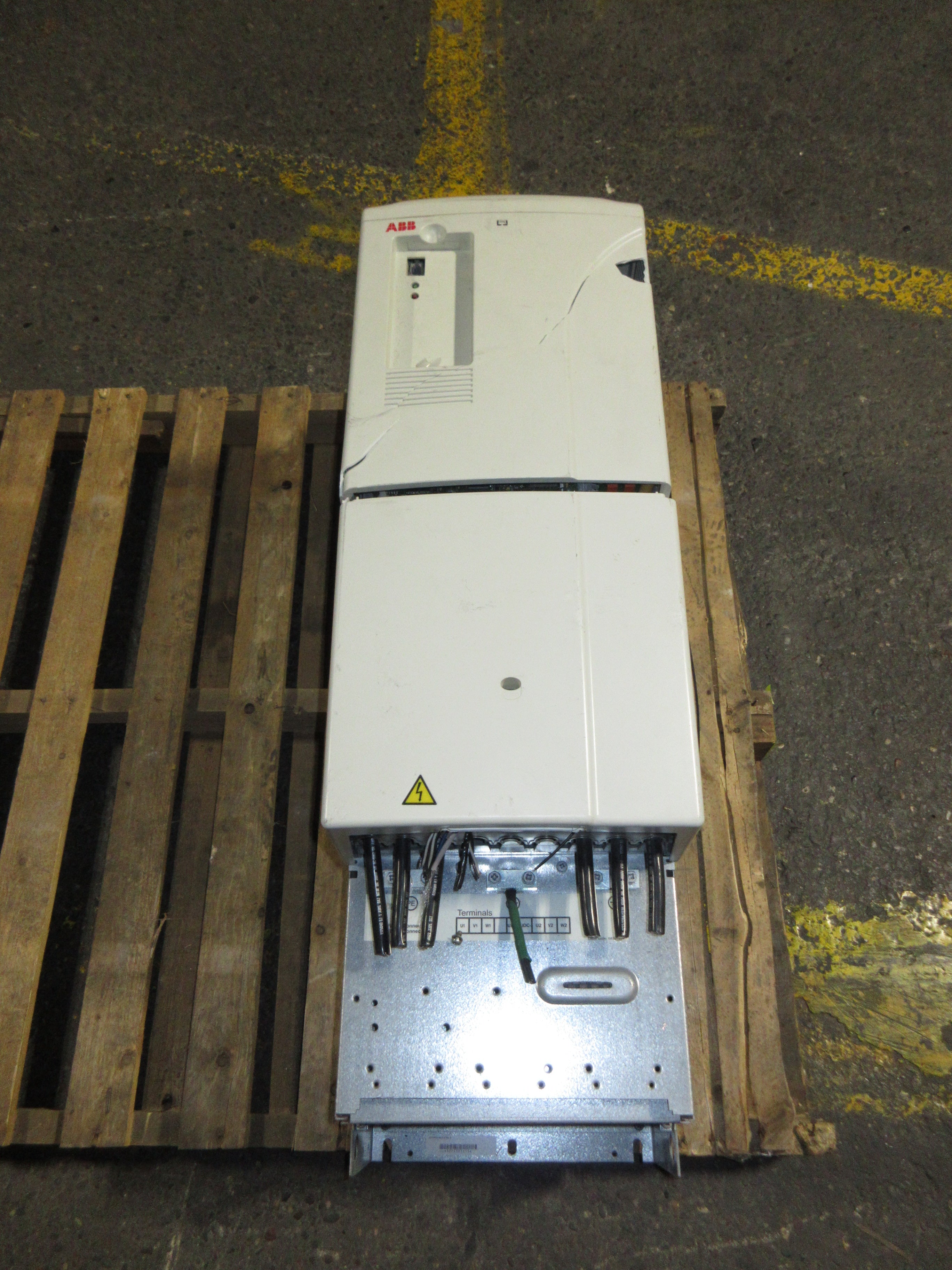 ABB ACS800 AC Drive ACS800-U31-0100-5 100HP 3Ph *No Keypad* *Broken Cover* Used