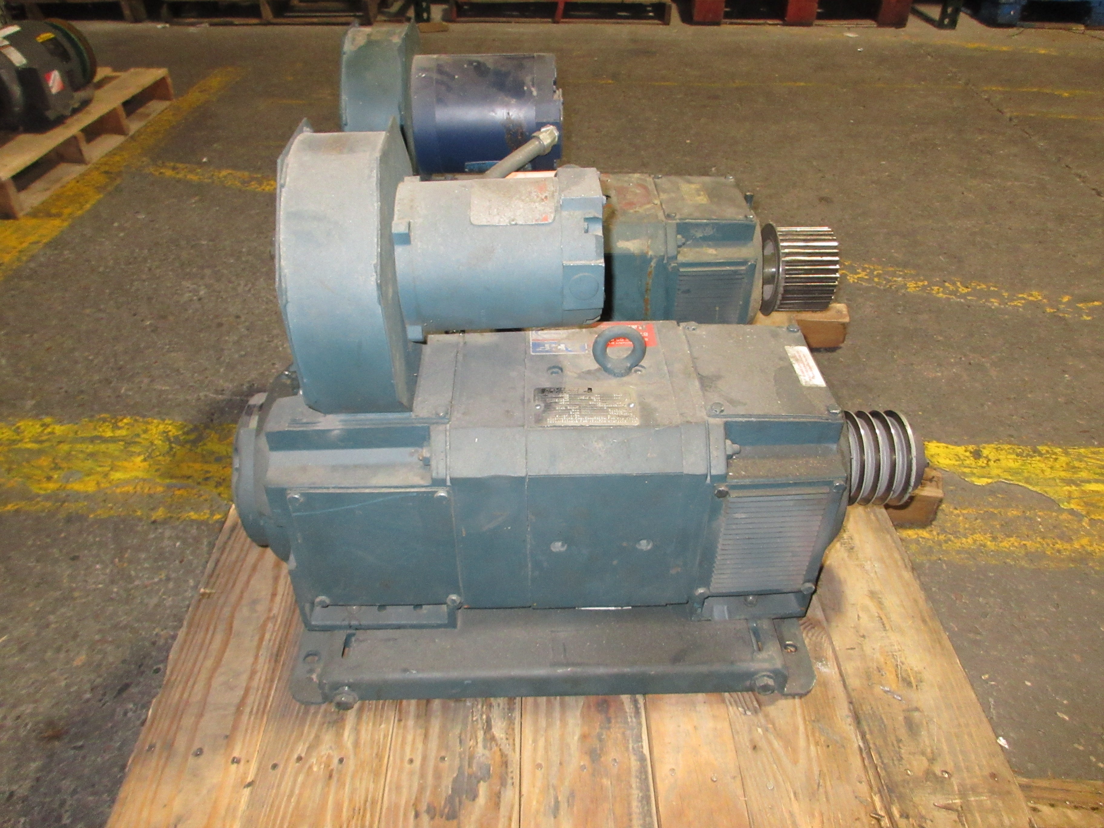 Reliance Electric DC Motor 02KSW07821M-VX 20HP 1800/2400RPM 500V 37A Used