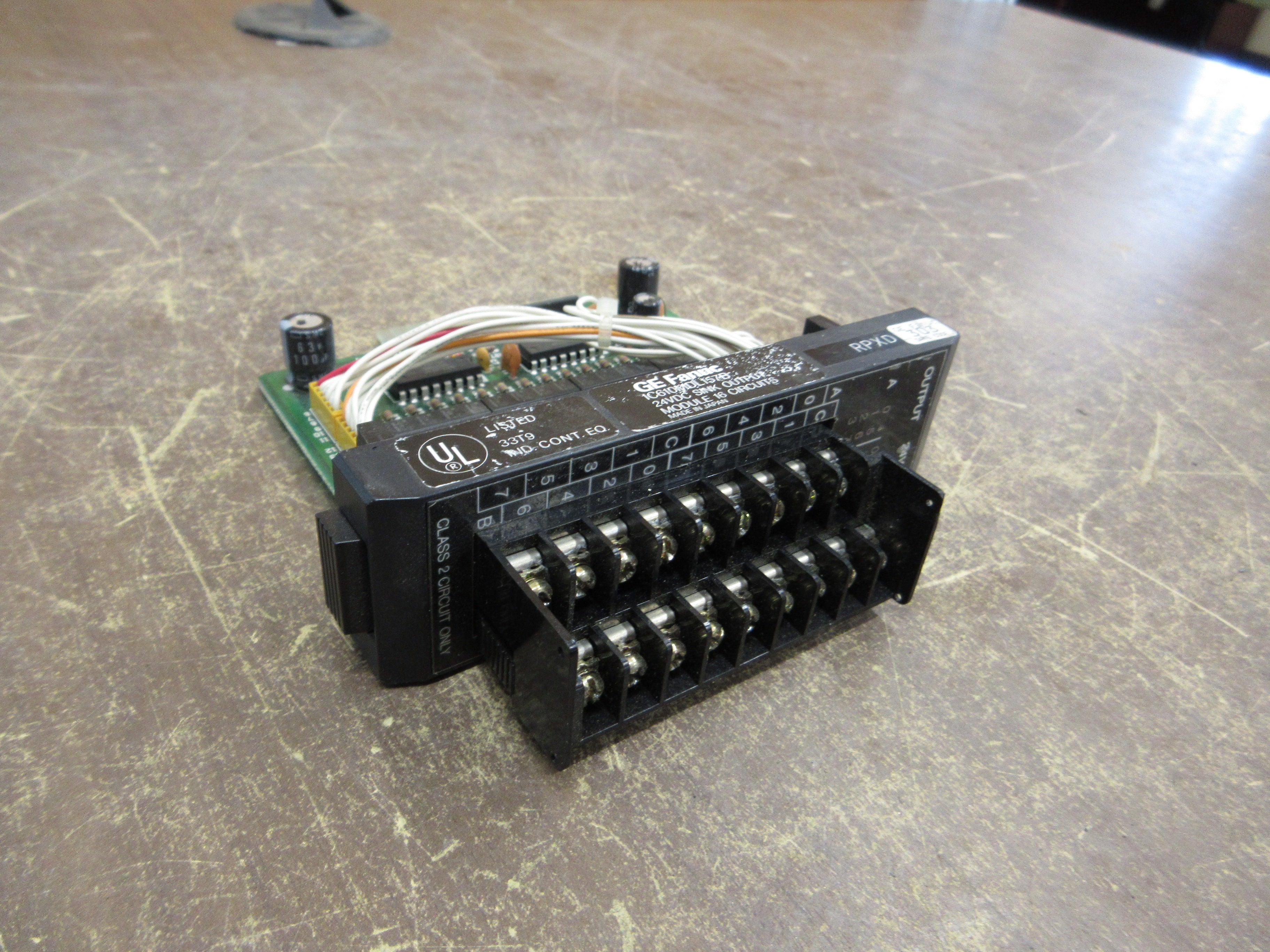 GE Fanuc Sink Output Module IC610MDL157B 24VDC 16-Circuits *No Terminal Cover*