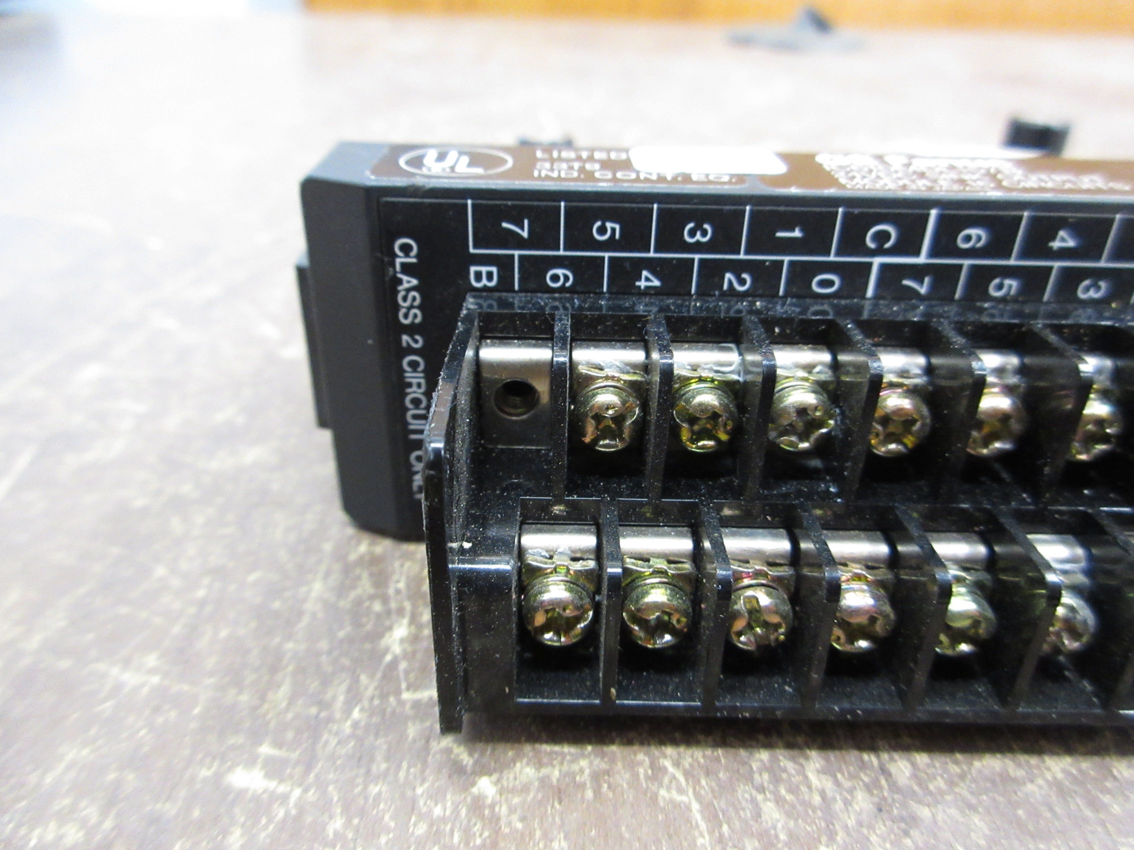 GE Fanuc Sink Output Module IC610MDL157B 24VDC 16-Circuits *No Terminal Cover*