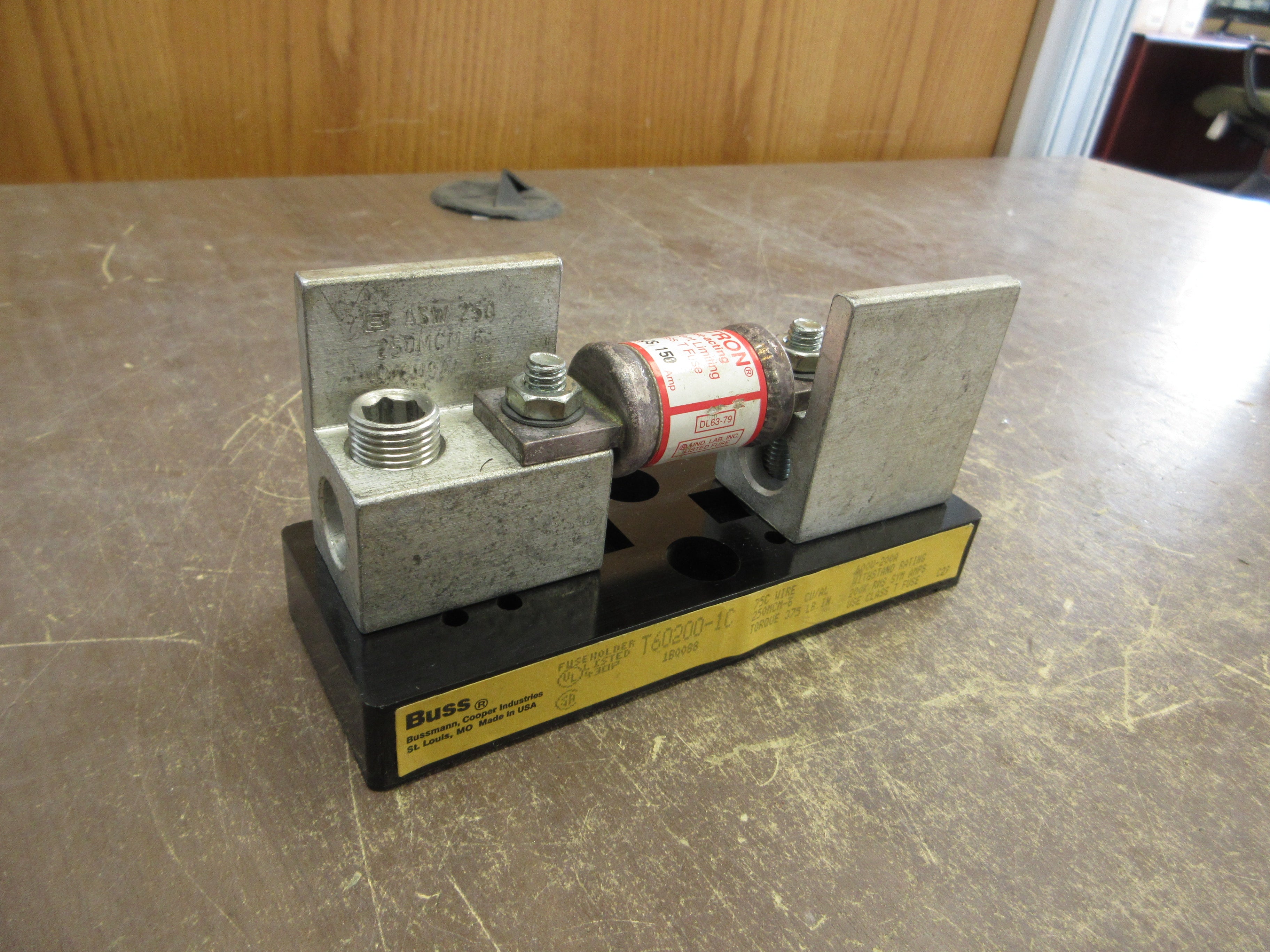 Buss Fuseblock T60200-1C 200A 600V 1P w/ JJS 150 Fuse Used