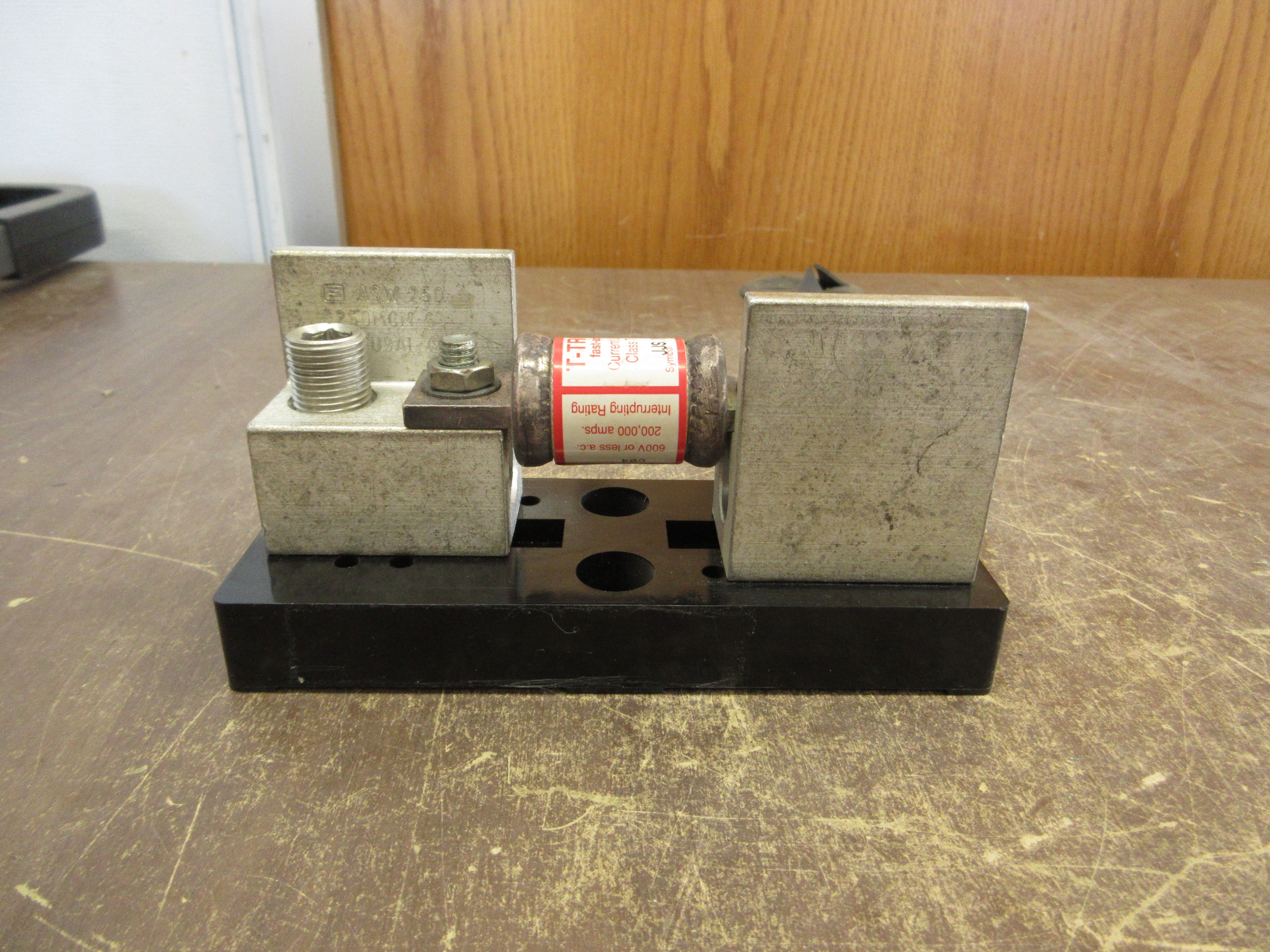Buss Fuseblock T60200-1C 200A 600V 1P w/ JJS 150 Fuse Used